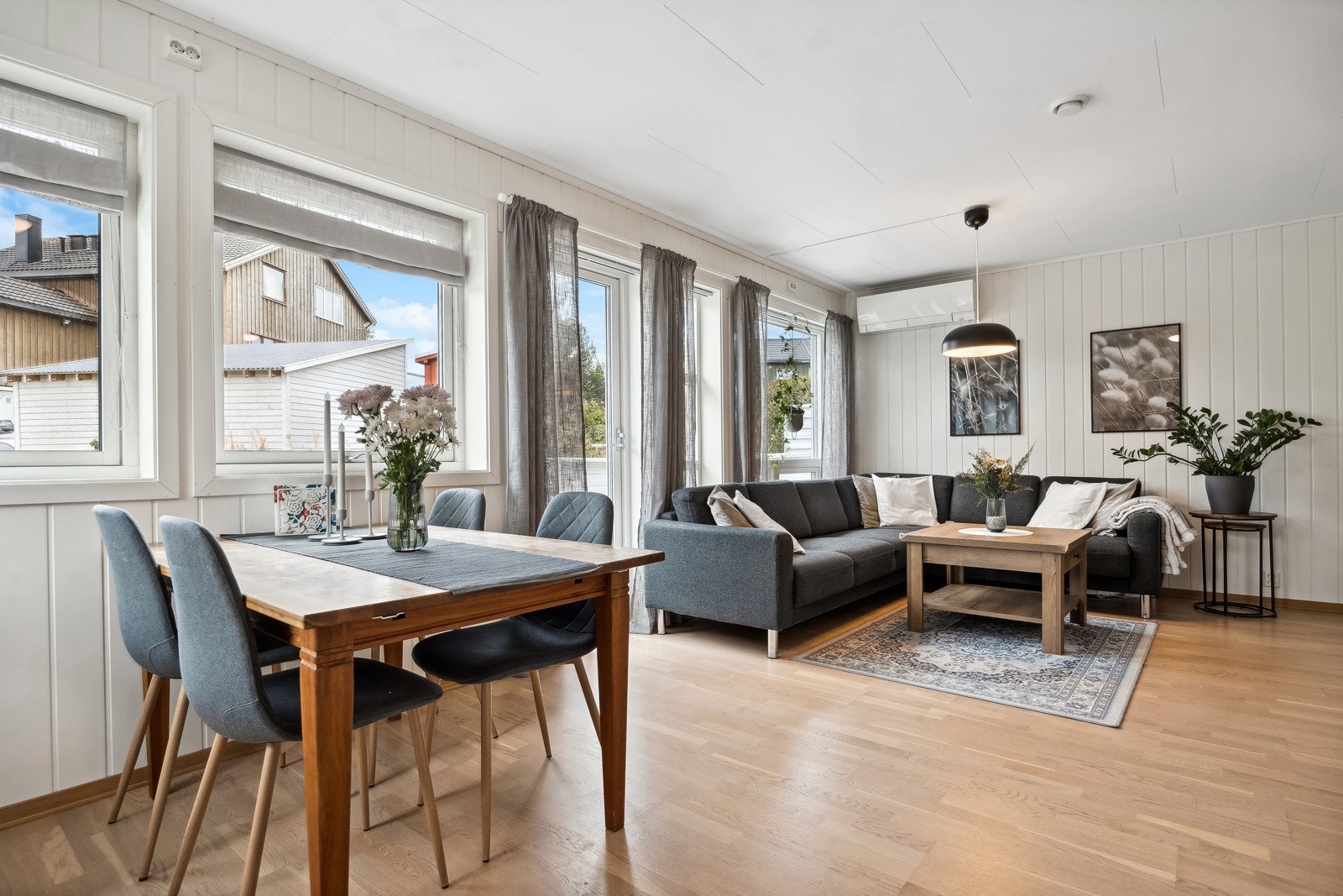 Det er god plass til både sofa og spisegruppe. Galleribilde