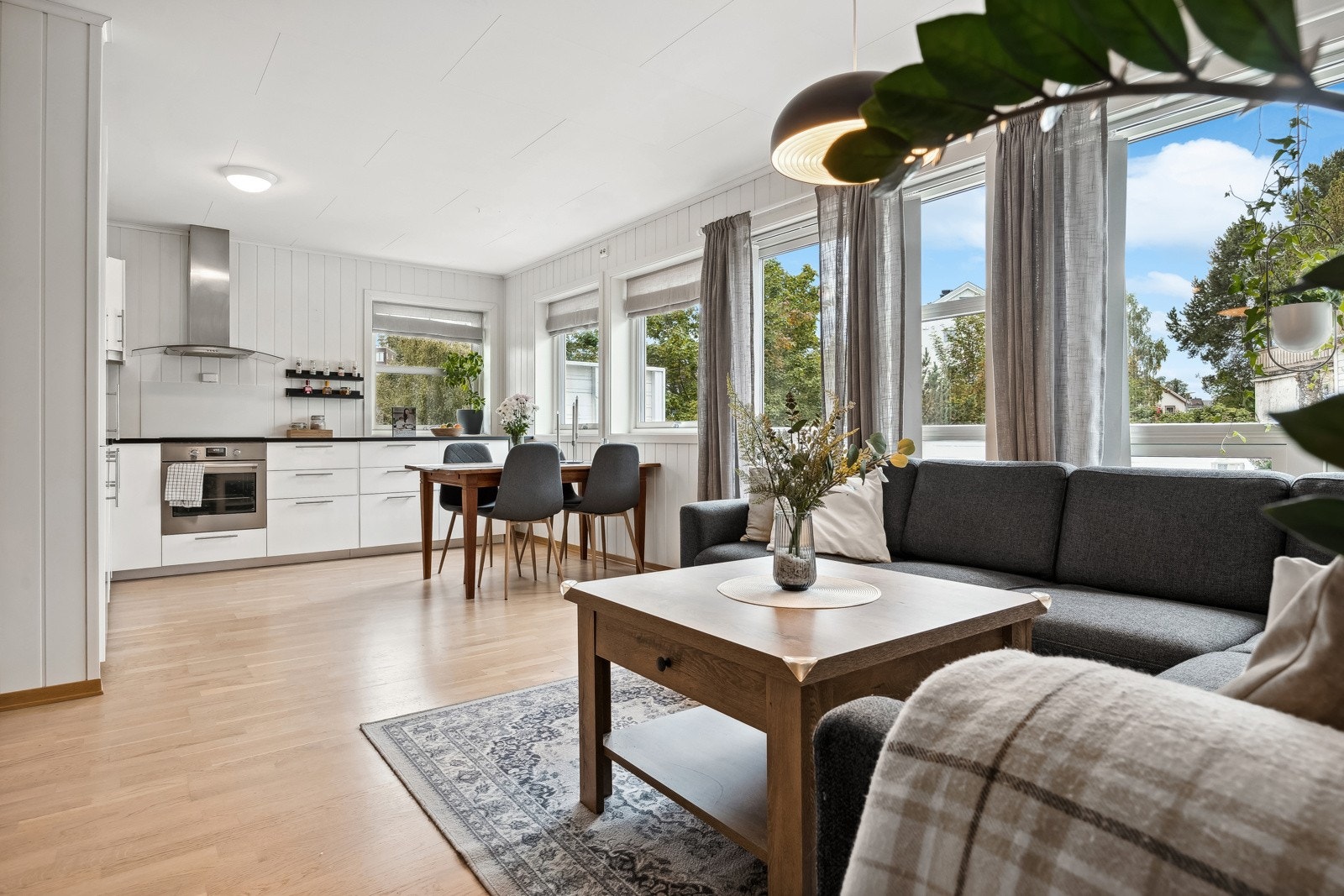 Leiligheten har store vindusflater som gir rikelig med naturlig lysinnslipp. Galleribilde