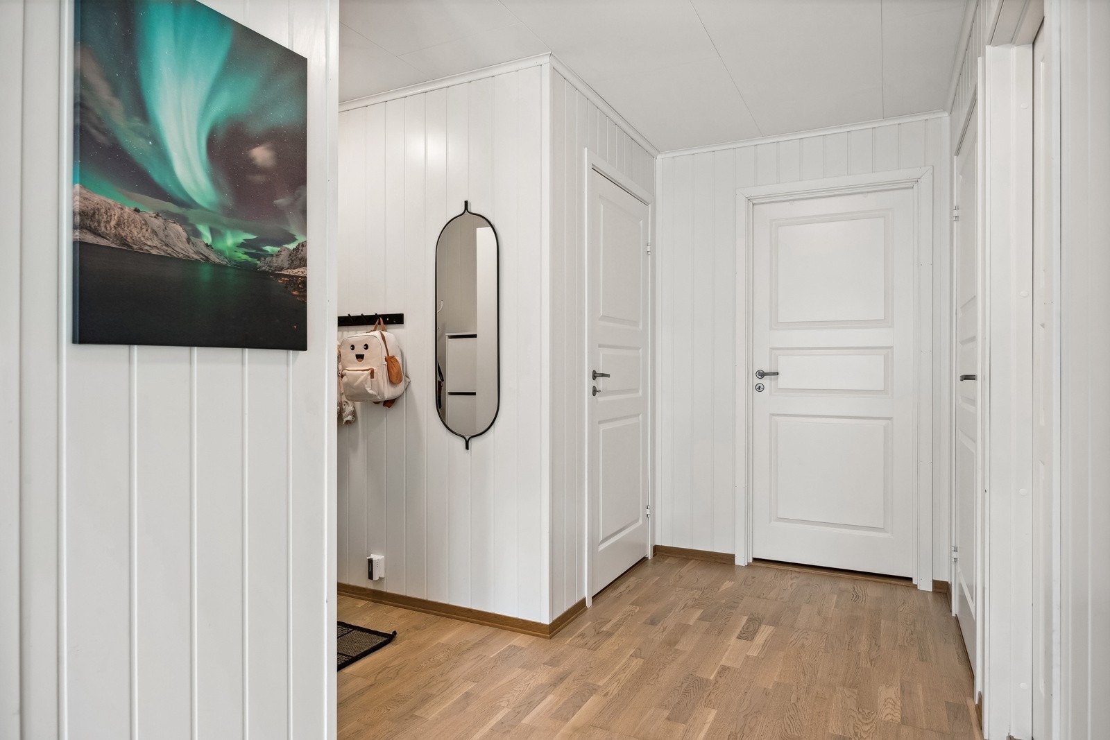 Gangen har god plass til entrémøblement eller garderobeløsning. Galleribilde