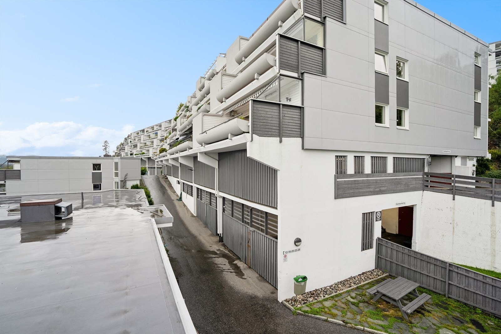 Velkommen Olaf Bulls vei 14A! Eiendommen er beliggende i et attraktivt og idyllisk boligområde på Holmenkollens solrike vestside Galleribilde