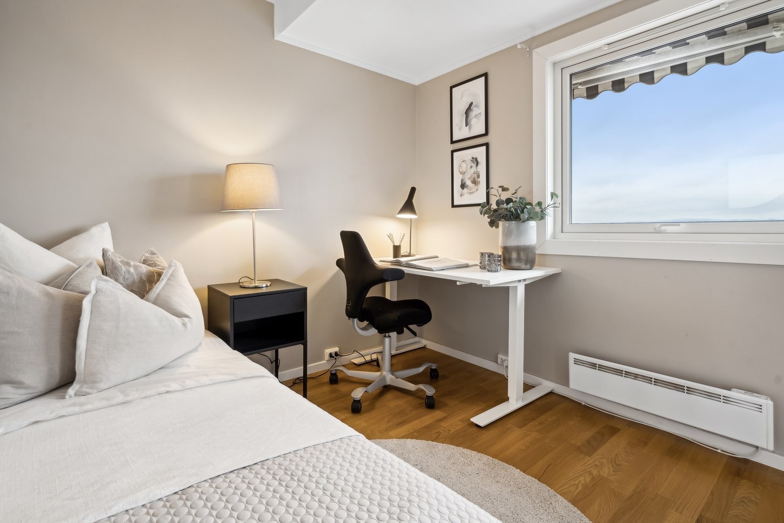 Også dette soverommet er romslig og har plass til seng og kontormøbler Galleribilde