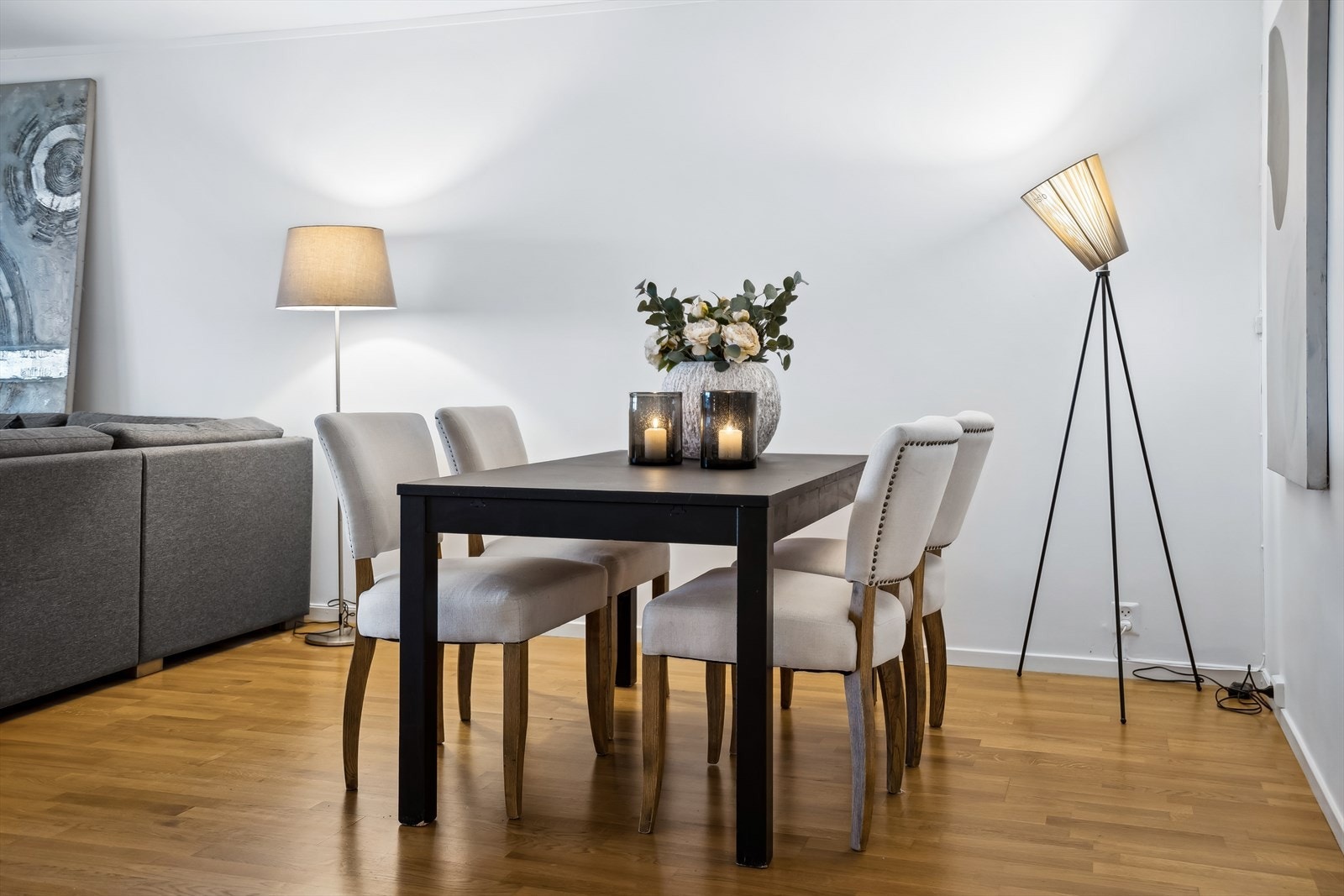 Stua byr på mulighet til å møblere med spisebord hvor man kan ha gjester over på middag Galleribilde