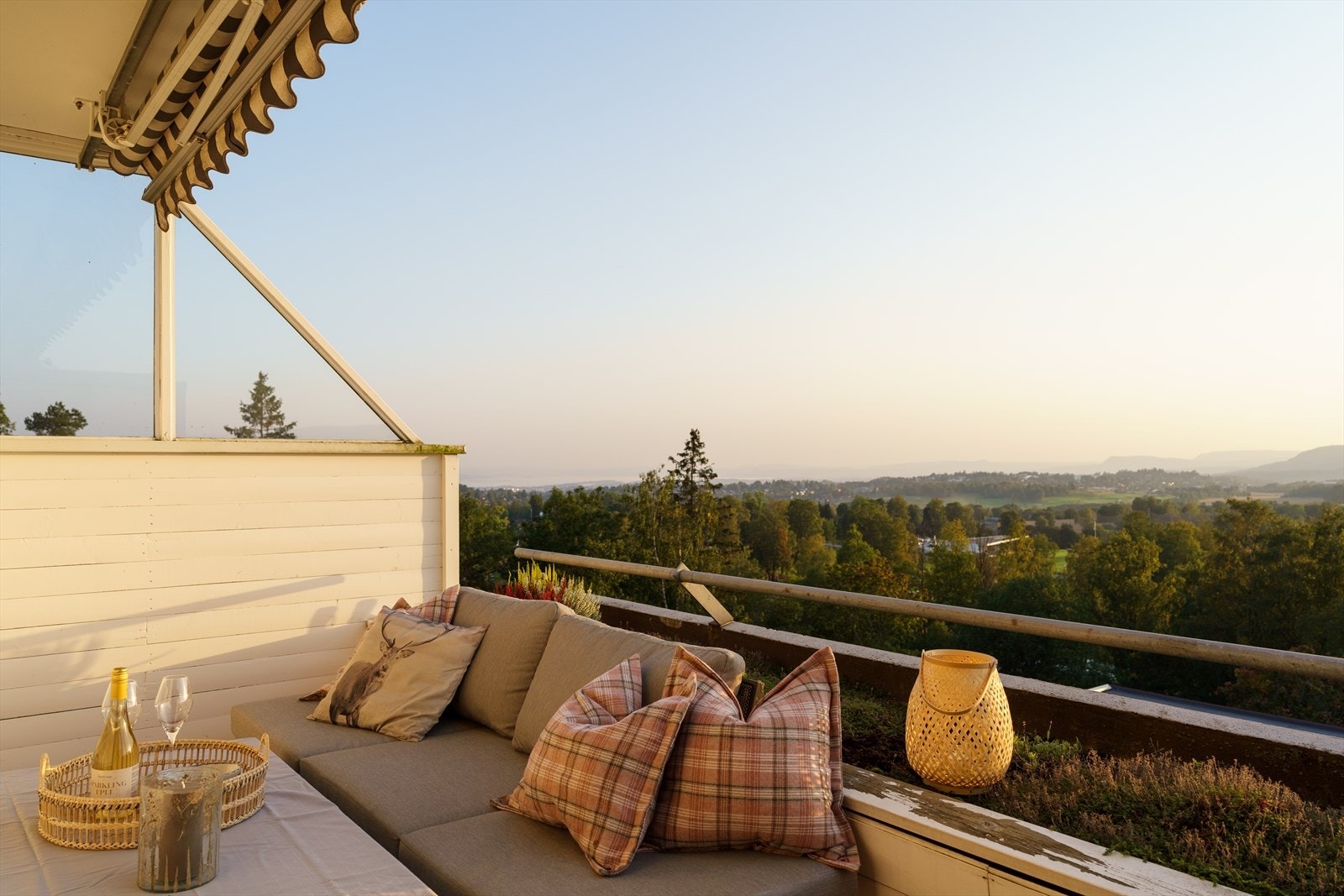 Her kan man nyte en sommerkveld i solnedgang med fantastisk utsikt. Galleribilde