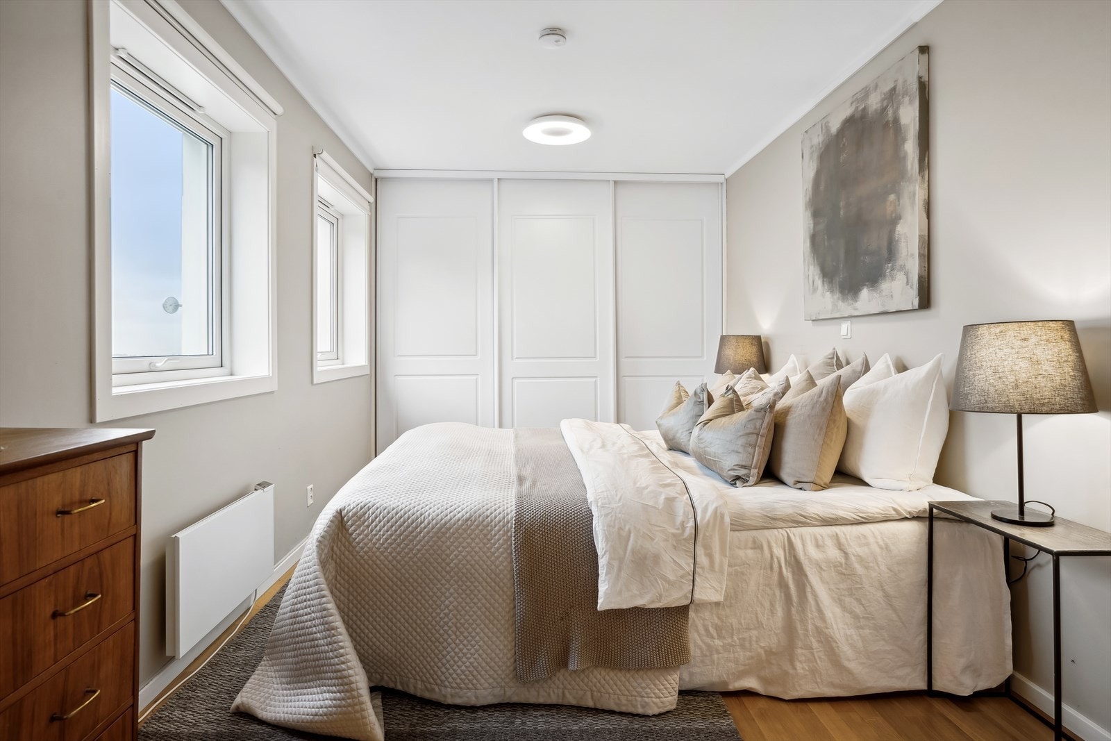 Soverommet har et praktisk walk-in closet bak pene skyvedører Galleribilde