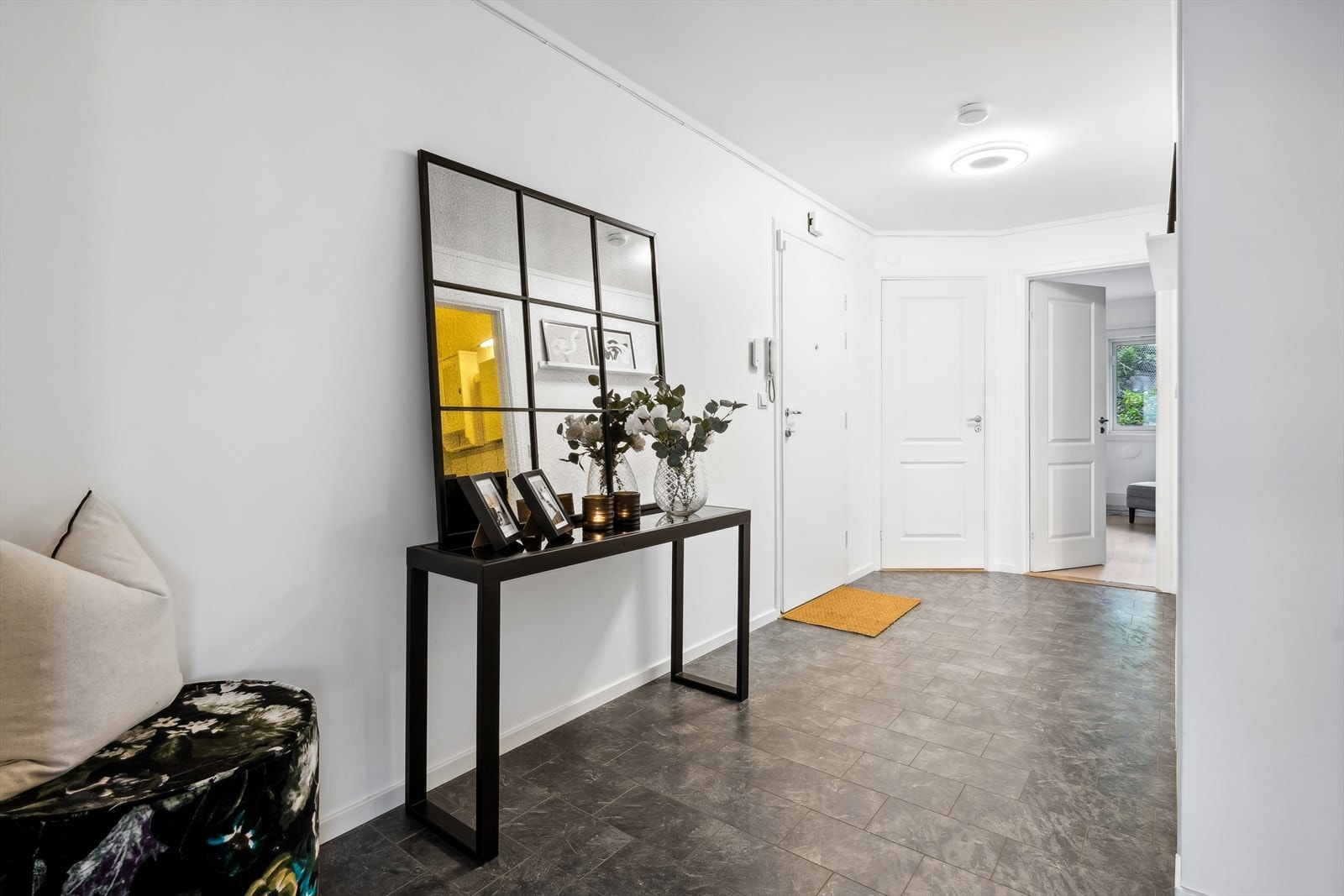 Entréen bidrar til et godt førsteinntrykk av boligen. Her er god en god skyvedørsgarderobe for praktisk oppbevaring av klær. Galleribilde