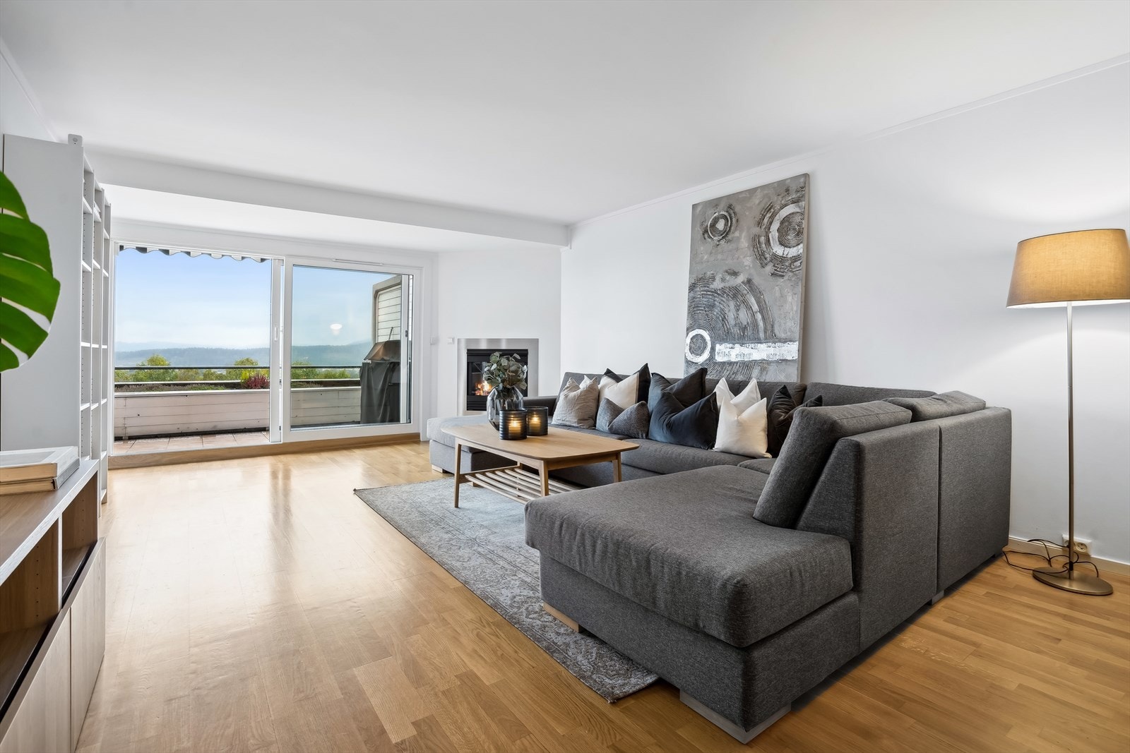 De store vindusflatene slipper inn rikelig med naturlig lys Galleribilde