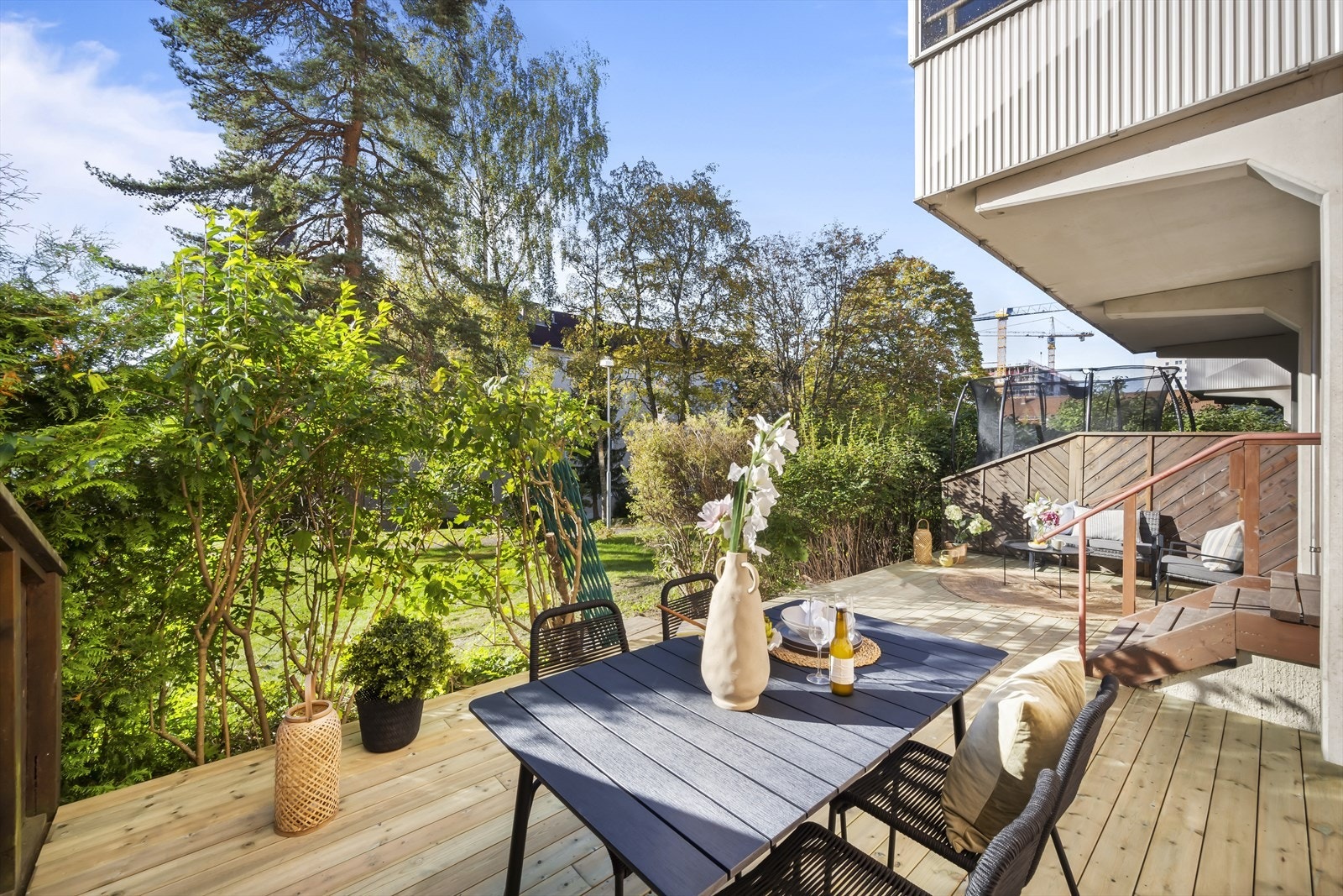 Fra stuen er det utgang til en vestvendt markterrasse på hele 28 kvm. Galleribilde