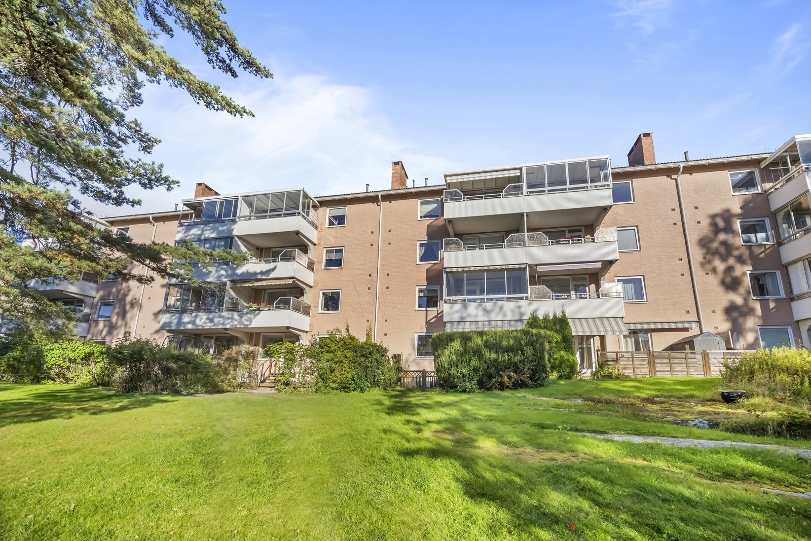 Borettslaget har en pent opparbeidet uteplass med plen, beplantning og sittegrupper. Galleribilde