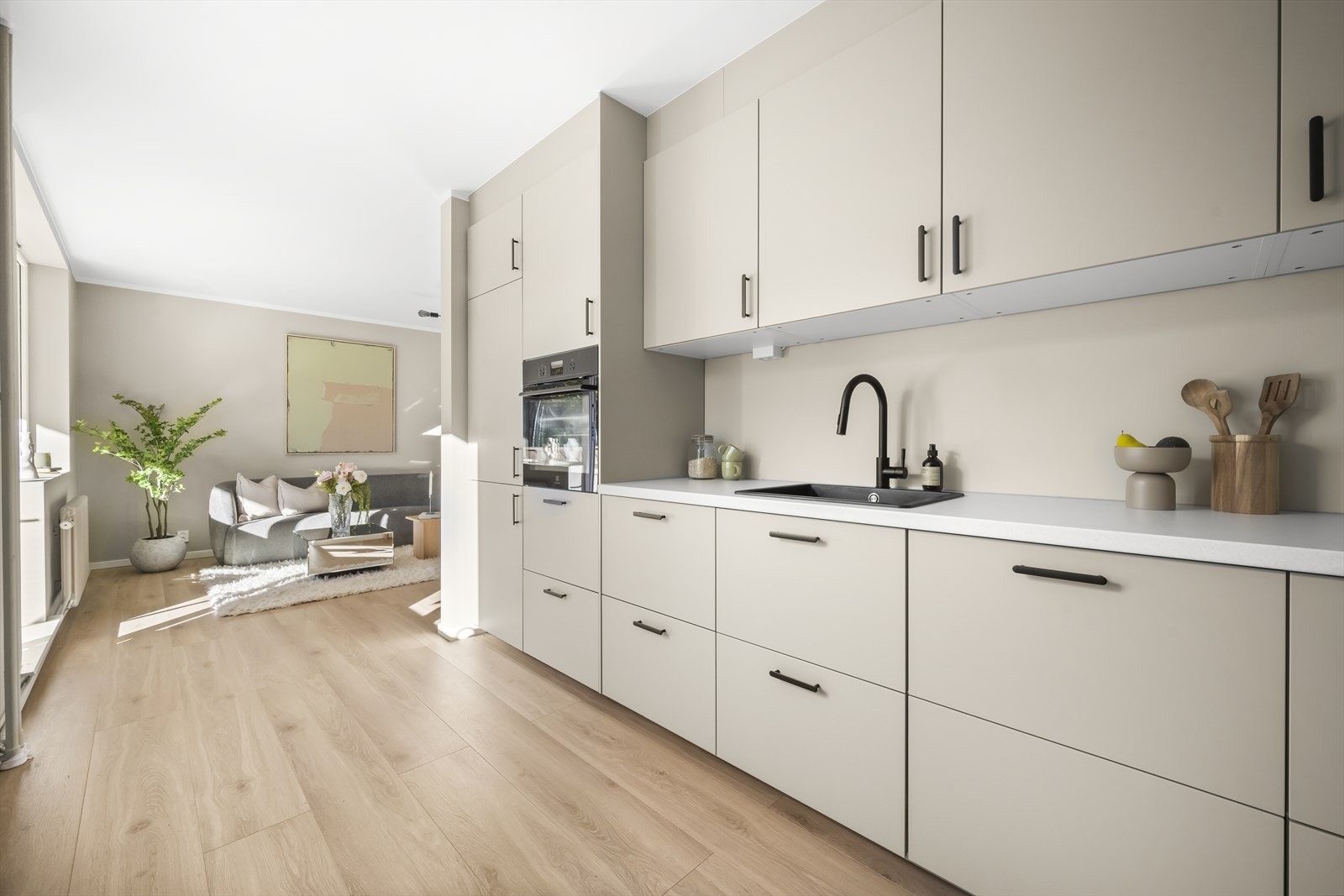 Det er integrerte hvitevarer med induksjonstopp med kullfilter, stekeovn, oppvaskmaskin og kjøle/fryseskap. Galleribilde