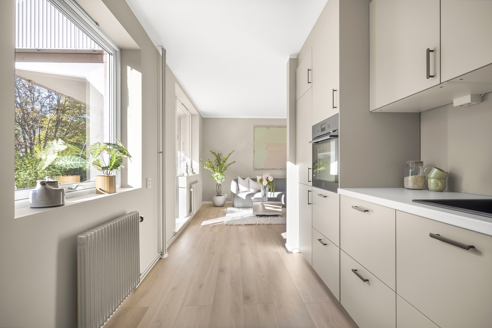 Det er godt med lagringsplass i både skap og skuffer, samt plass til matlaging. Kjøkkenet passer perfekt for deg som er glad i å lage mat! Galleribilde