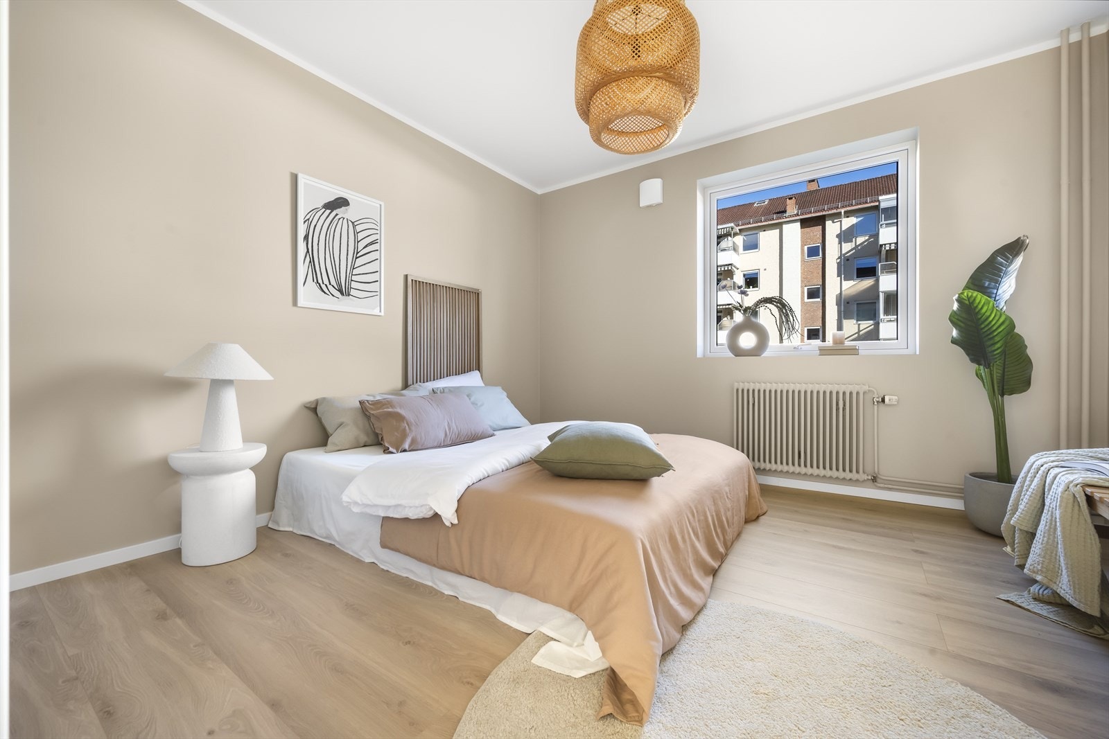 På hovesoverommet er det god plass til dobbeltseng, nattbord og garderobeskap. Galleribilde