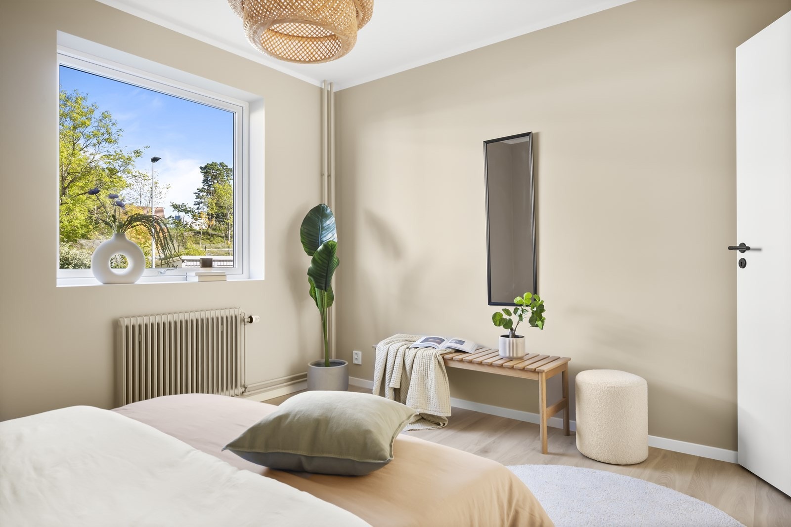 Stort vindu sikrer godt med lys og luft. Galleribilde