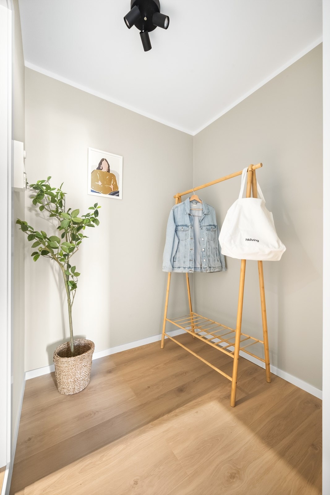 I gangen er det en skjermet nisje med plass til skap eller kommode for oppbevaring av yttertøy. Galleribilde