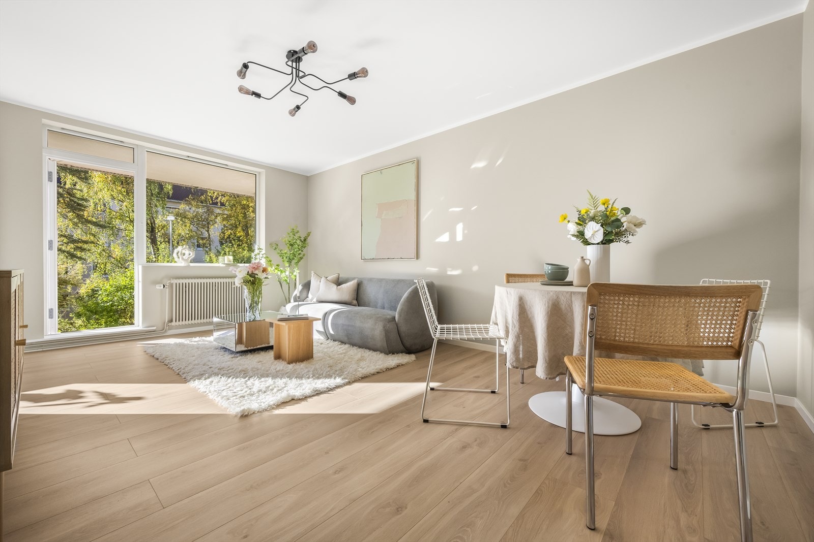 I stuen er det plass til sofagruppe med tilhørende møblement og spisebord. Galleribilde