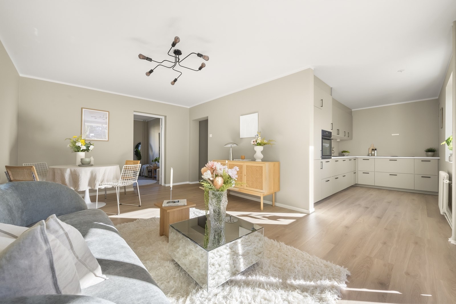 Kjøkkenet har en skjermet og god plassering i rommet. Galleribilde