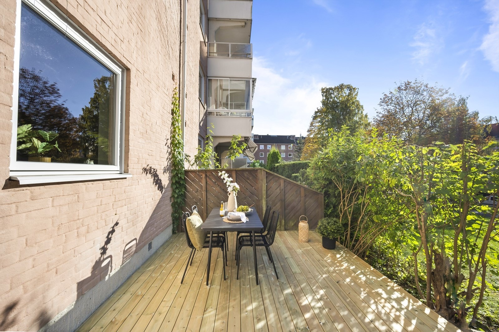 Terrassen vender mot borettslagets frodige fellesareal. Galleribilde