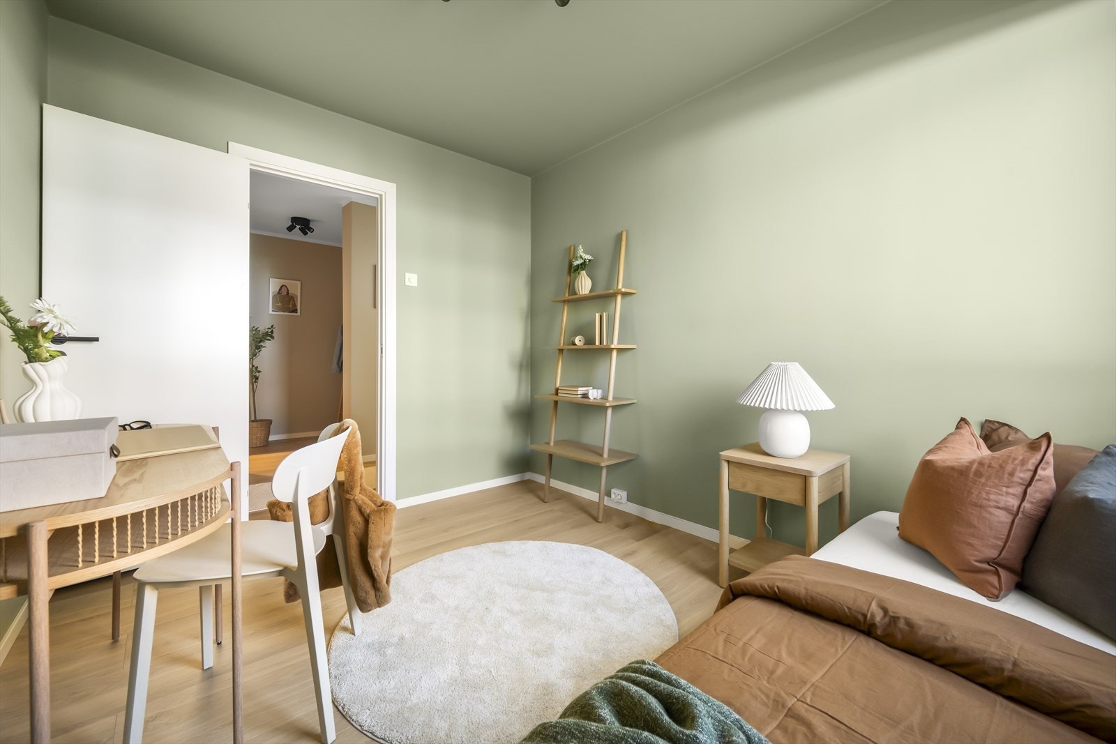 Her er det plass til seng, skrivepult og skap/hylle. Galleribilde