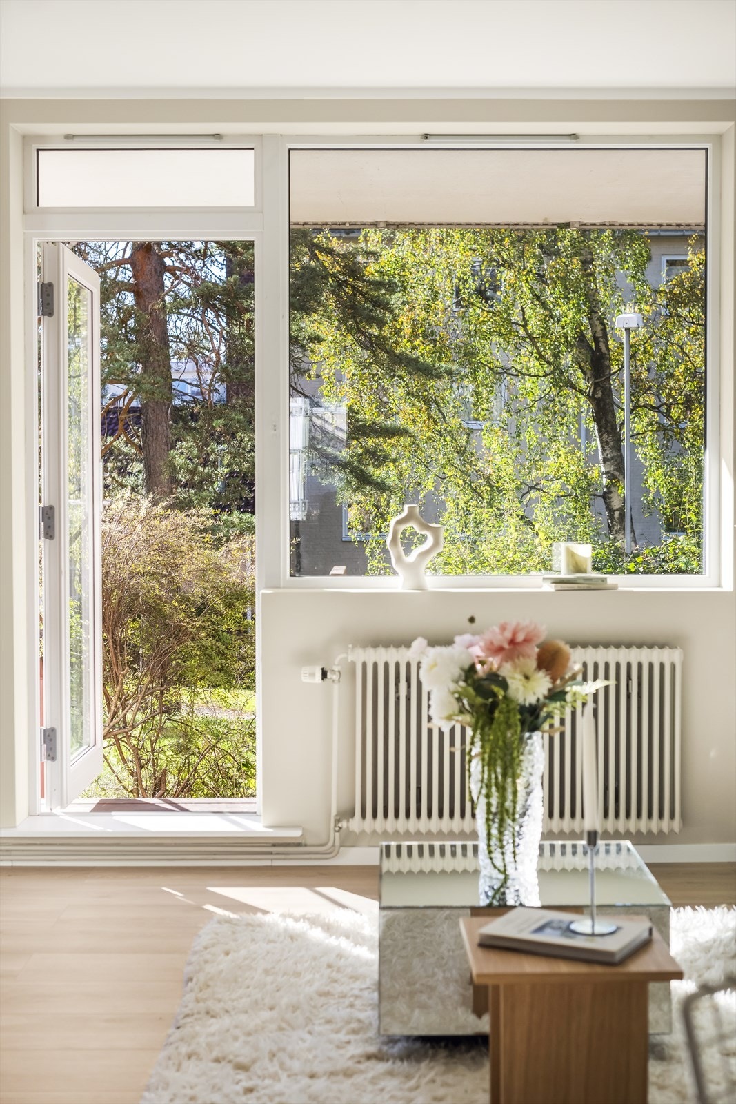 Det er grønt og fint utsyn fra store vindusflater og balkongdør. Galleribilde