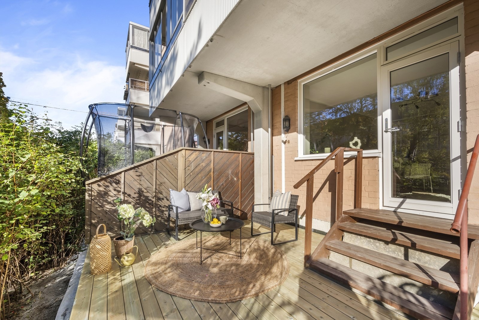 Her er det god plass til flere sittegrupper, grill og beplanting. Galleribilde