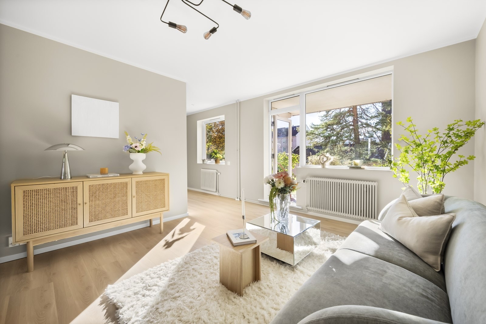 Leiligheten oppleves moderne og gjennomført med overflater fra 2024. Her har du pen, en-stavs gulv og tidsriktige fargevalg. Galleribilde