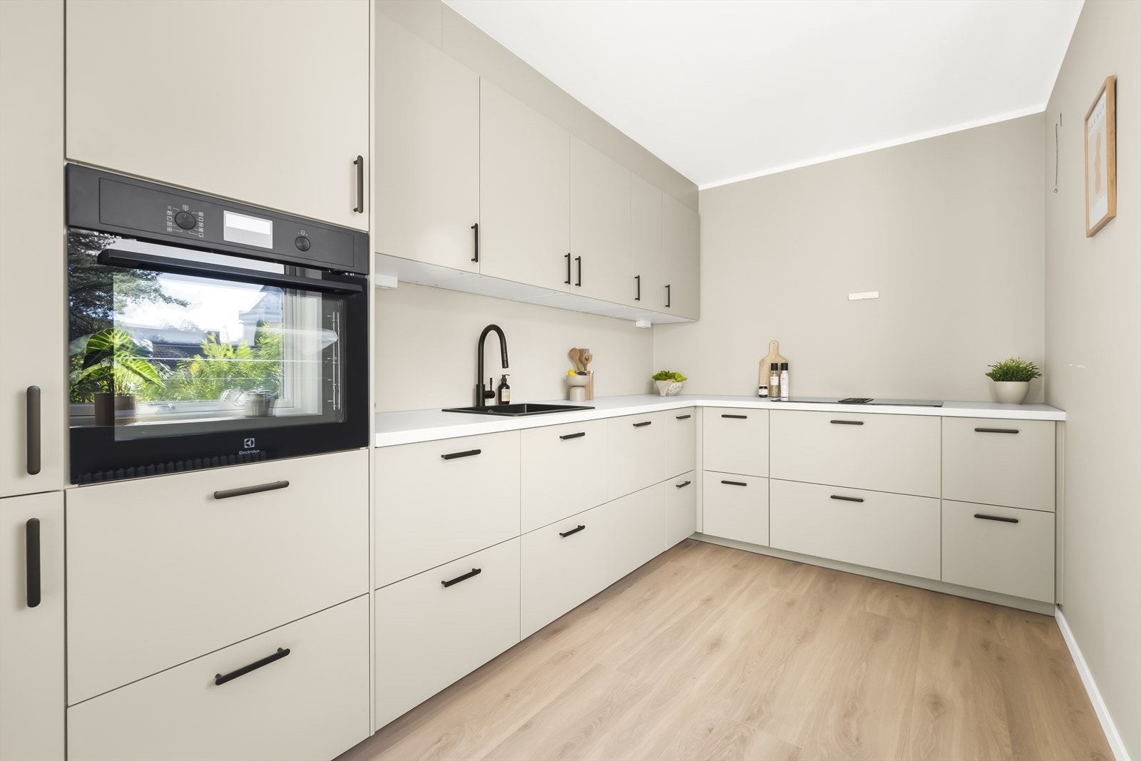 Moderne og stilsikkert kjøkken fra 2024. Tidsriktig innredning med glatte fronter og benkeplate i laminat. Galleribilde