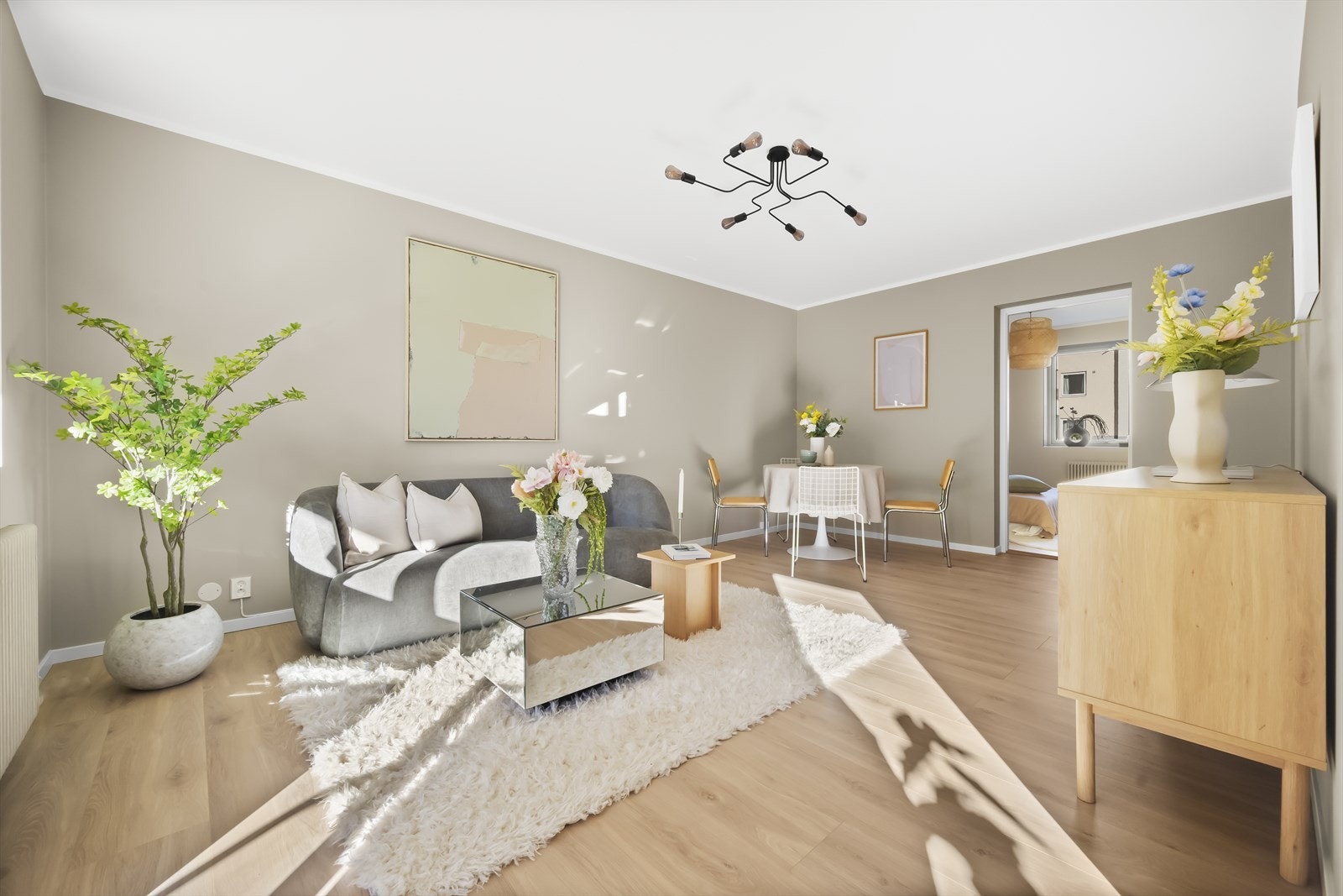 Den gjennomgående planløsningen sikrer optimale lysforhold. Galleribilde