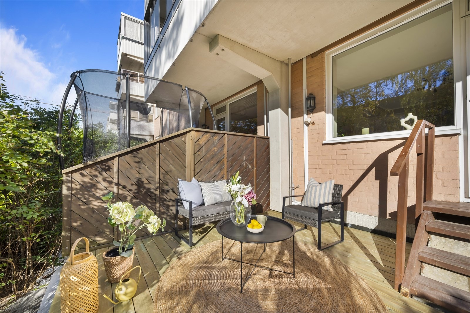 Uteplassen oppleves skjermet med skillevegg mot naboen og hekk. Galleribilde