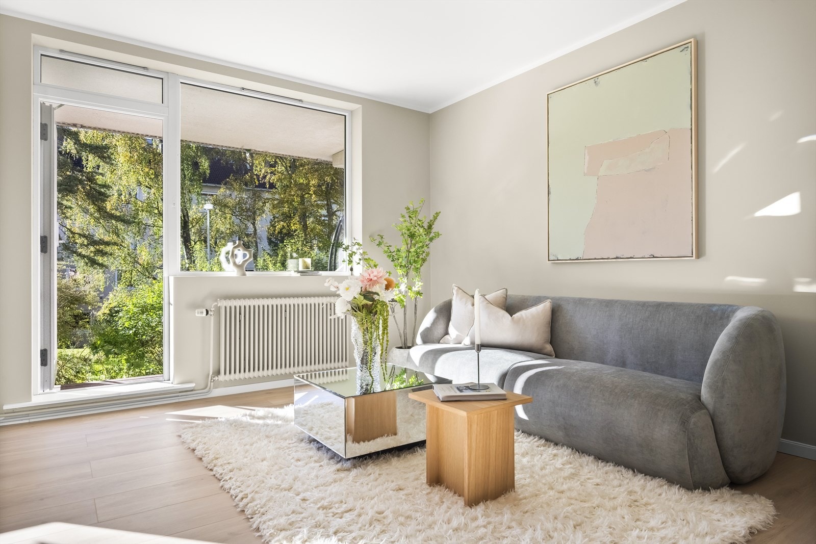 Leiligheten har en lys og innbydende stue av god størrelse. Galleribilde