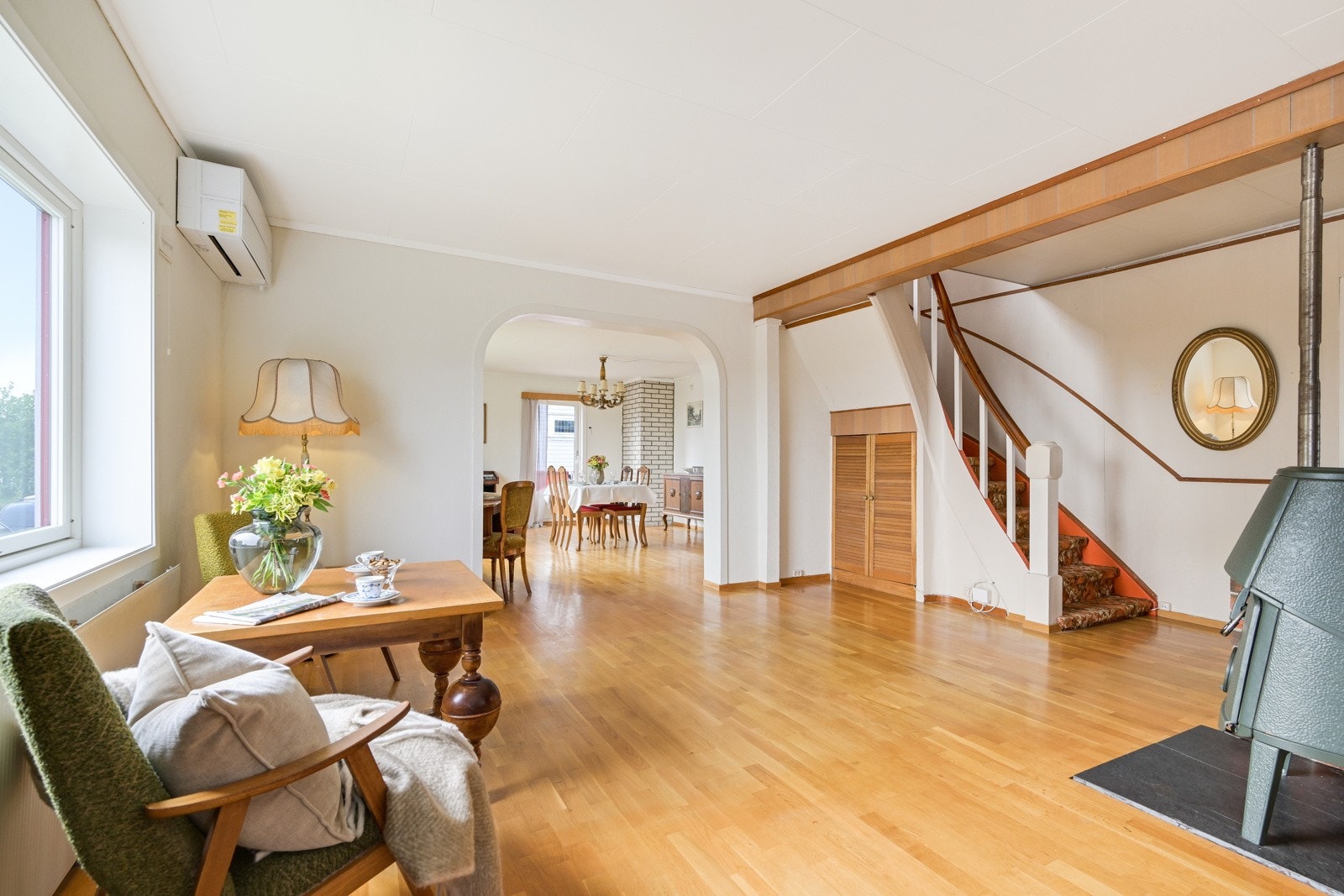 I stuen er det både varmepumpe (ny i 2022) og vedovn som gir god varme sene høst- og vinterkvelder. Galleribilde