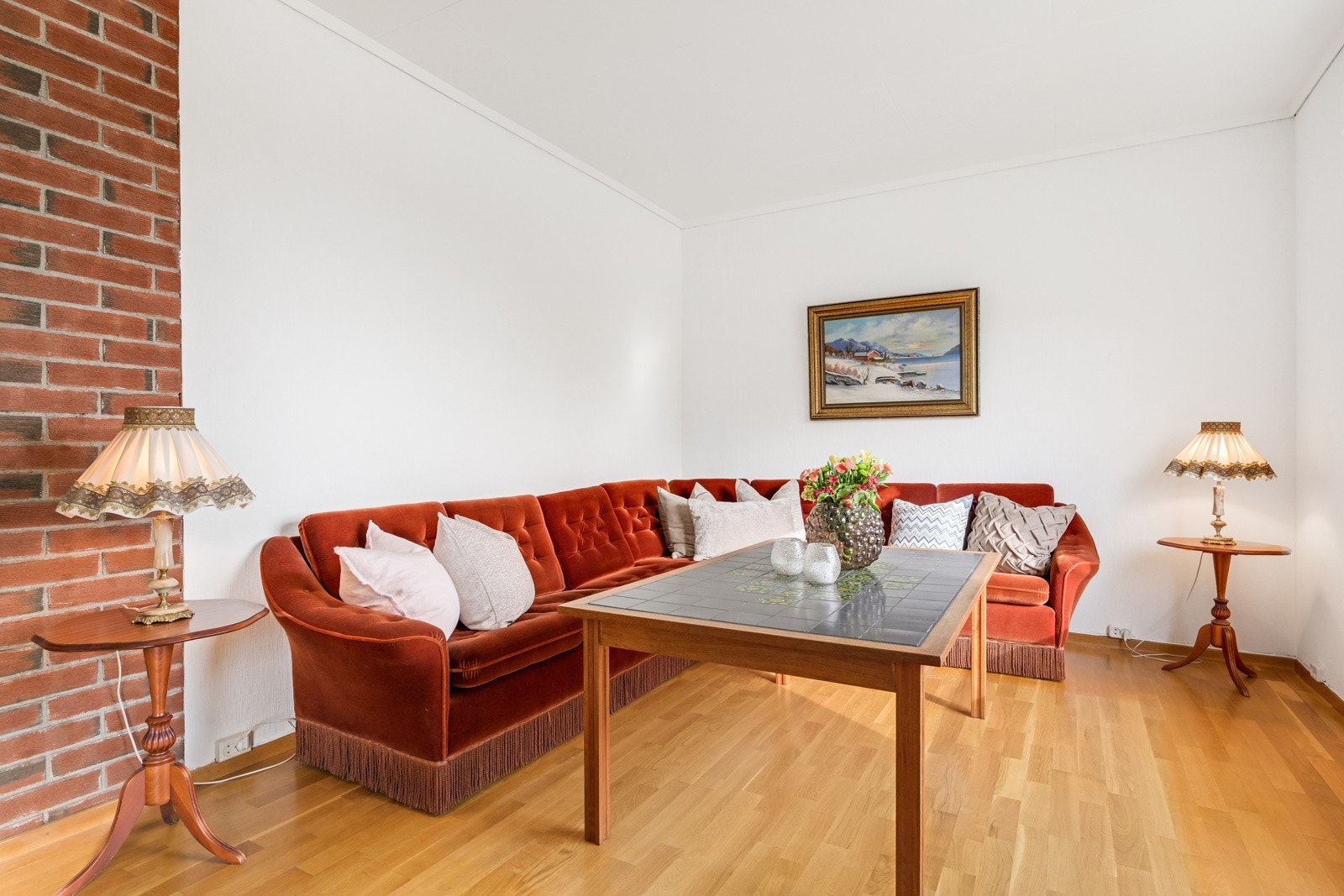 Koselig stue med parkett på gulvet, lysmalte vegger og lysmalt himling. Galleribilde