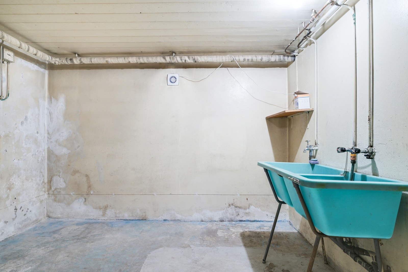 Stikkledninger for vann og avløp ble skiftet ut til PVC i 2022. Det ble etablert nytt avløp og ny hovedvannledning inn i boligen. Galleribilde