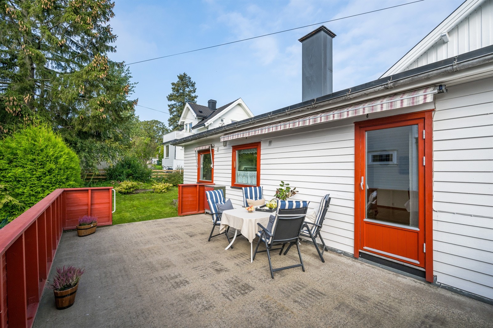 Fra spisetuen er det adkomst ut til stor solrik terrasse. Galleribilde