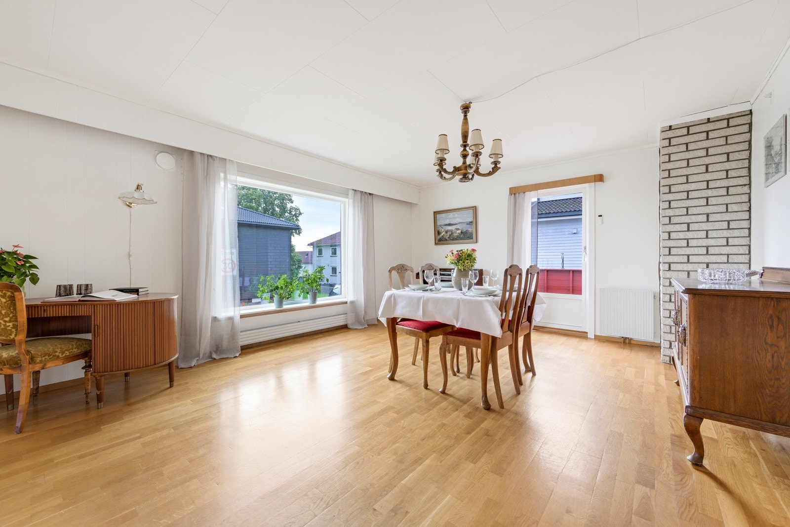 Spisestue med god plass så her kan man samle familie og venner til hyggelig lag. Galleribilde