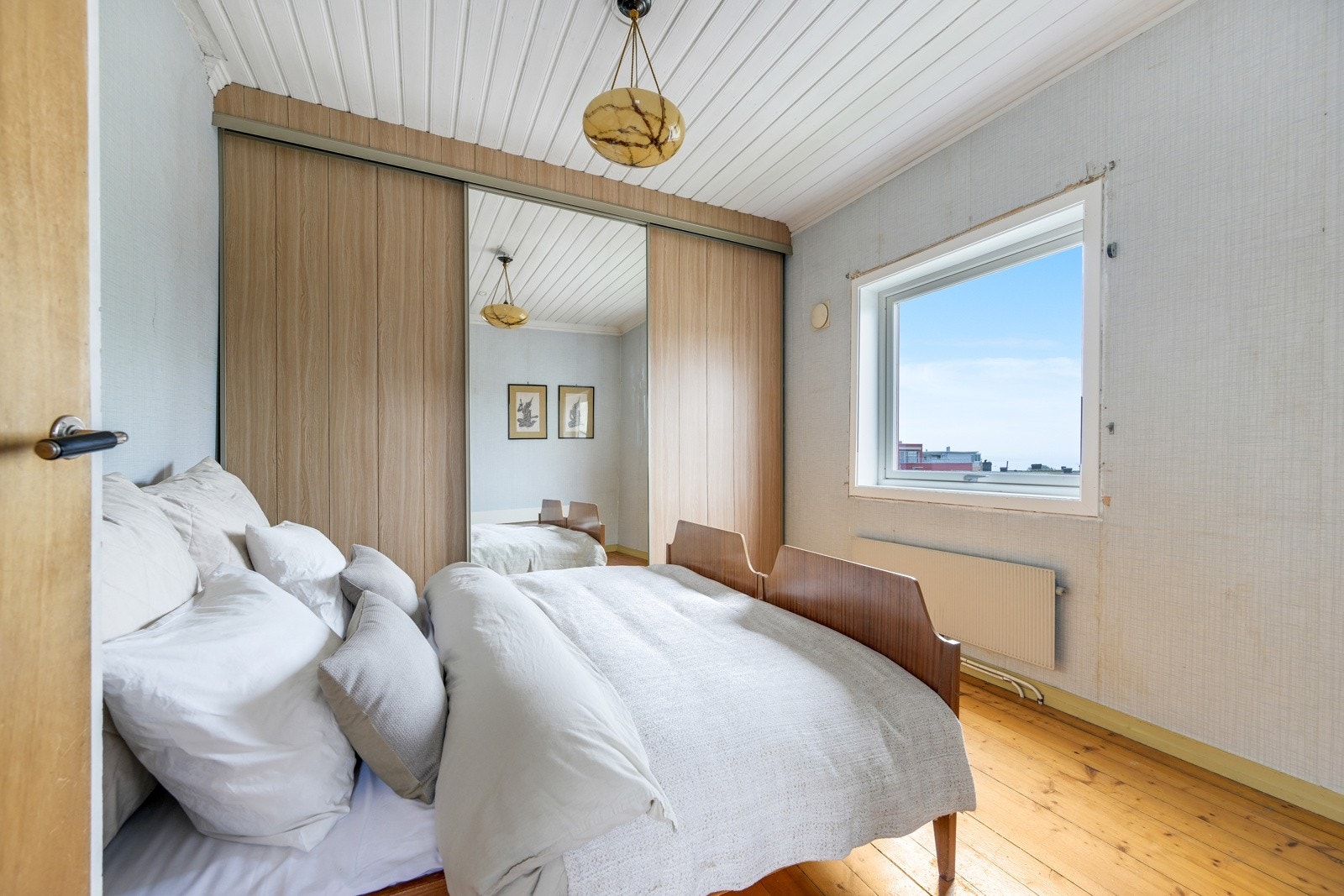 Hovedsoverommet ligger i 2. etasje og her er det tregulv, tapet på veggene og lysmalt panel i taket. Galleribilde