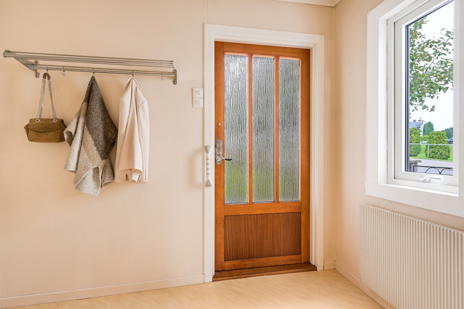 Entrè med vindu og oppheng for ytterklær. Galleribilde