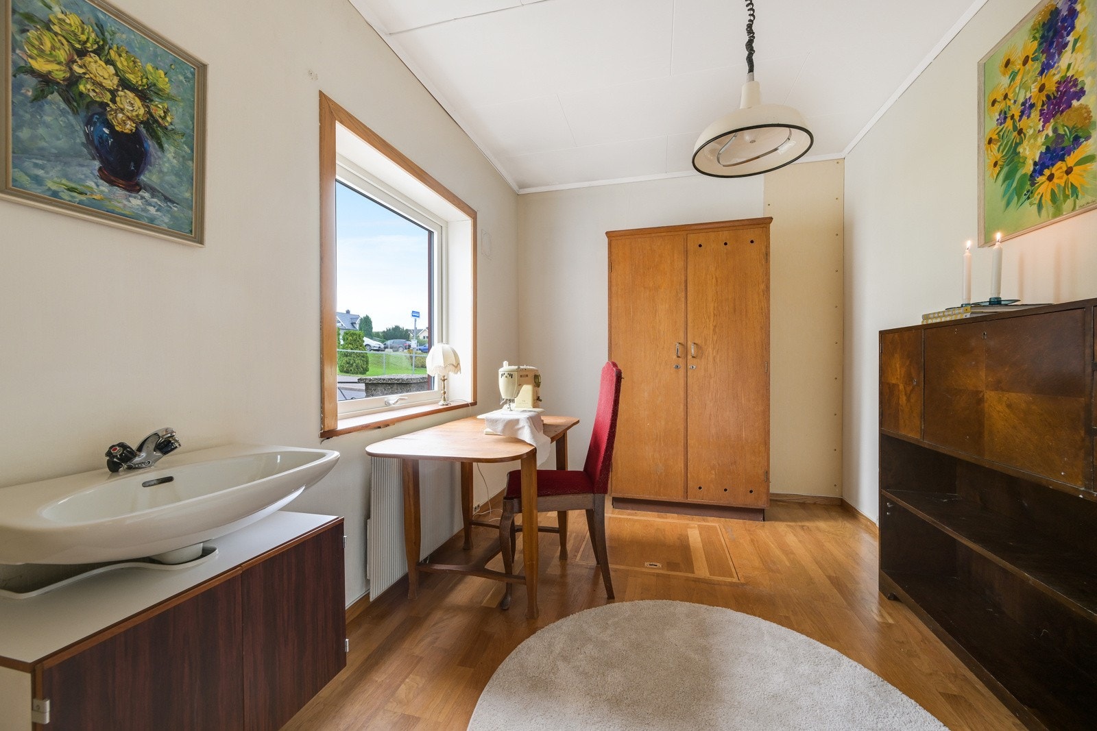 Ved hovedinngangen er det innredet rom med luke til krypkjeller. På tegning mottatt fra Horten kommune er dette rommet benevnt som kjøkken, men ønsker du å benytte rommet til soverom er det fullt mulig. Galleribilde