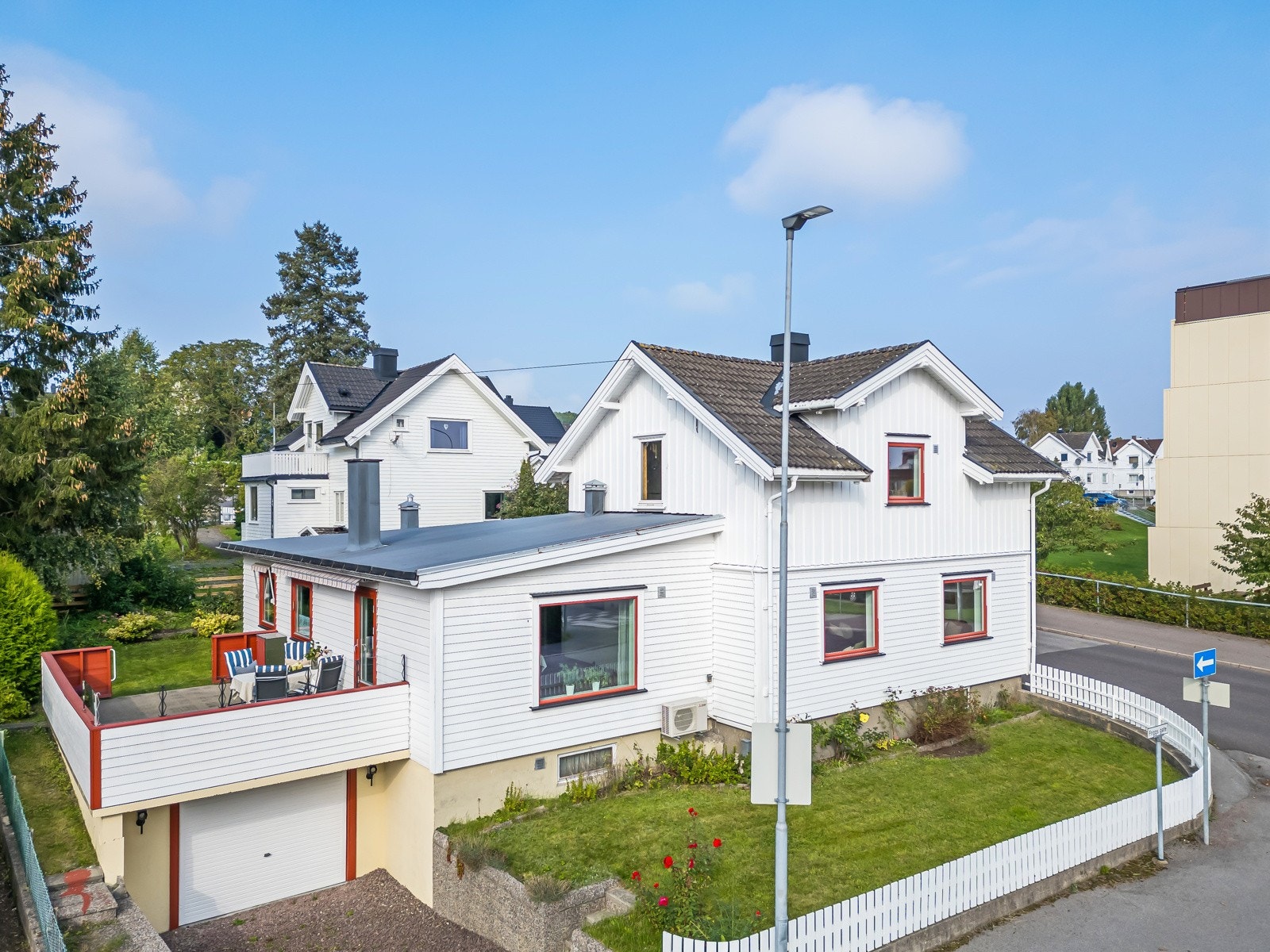 Boligen er bygget på hhv 1972, 1977, 1988 og har bl.a. en stor terrasse og romslig garasje. Galleribilde