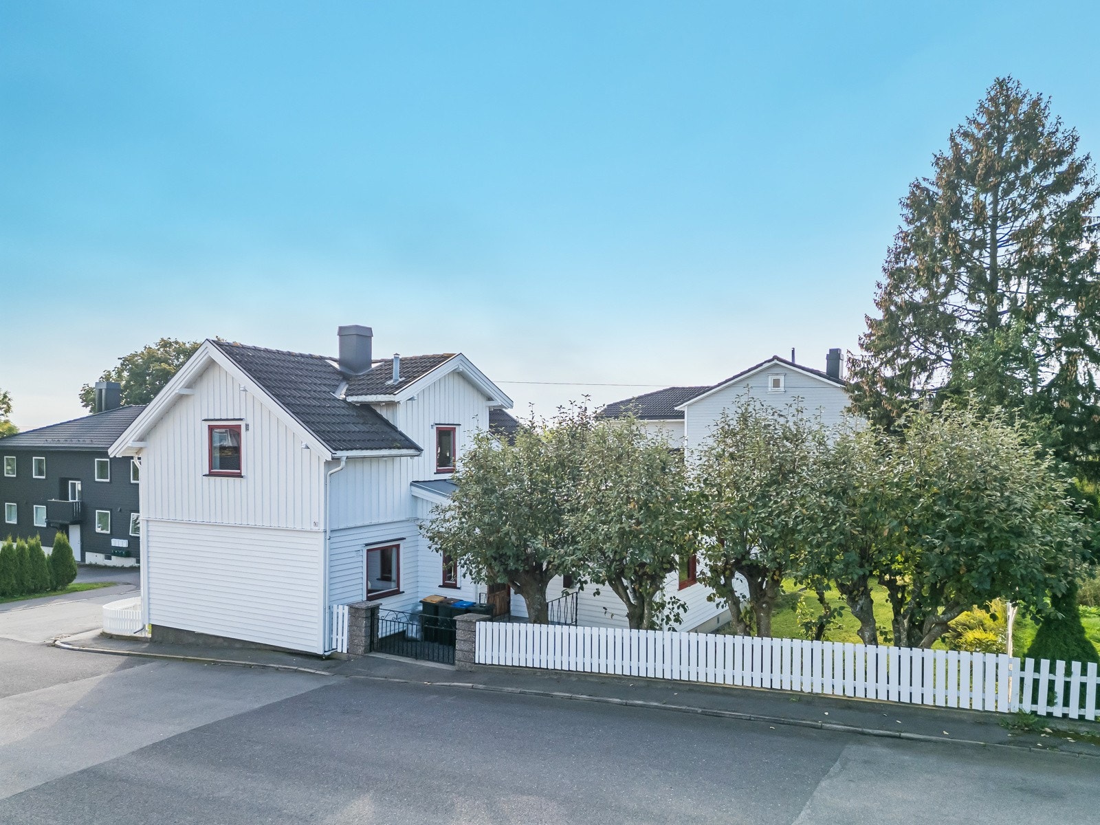 Eldre innholdsrik enebolig beliggende på en solrik hjørnetomt sentralt i Horten. Galleribilde