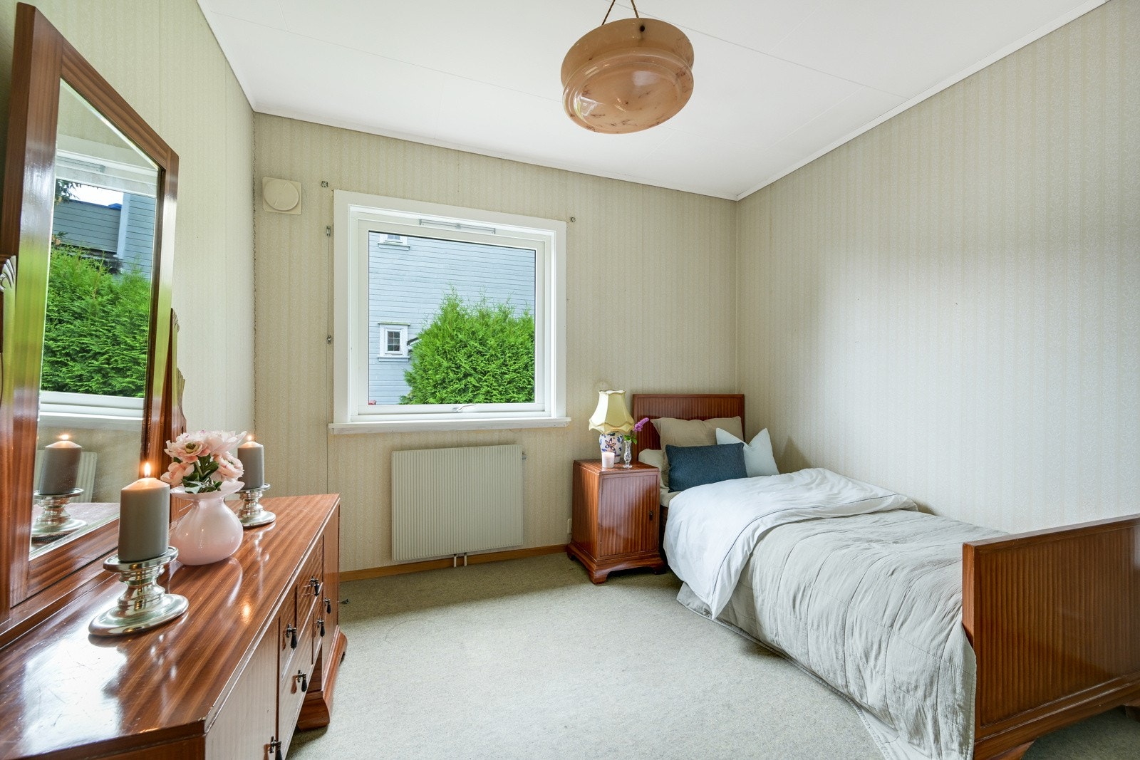 Soverom i 1. etasje med teppe på gulvet, tapet på veggene og lysmalt himling. Galleribilde