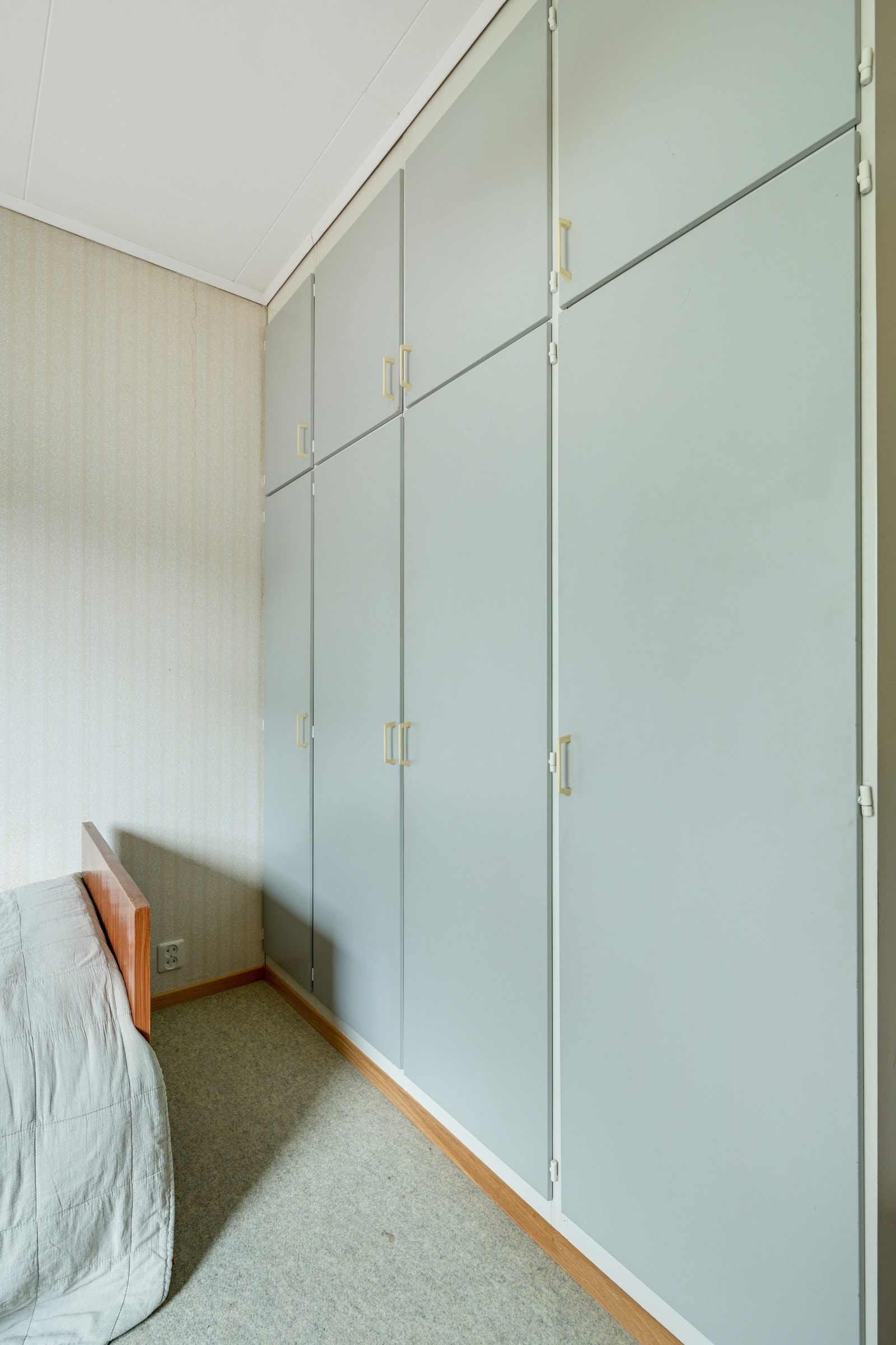Garderobeskap med god plass på soverommet. Galleribilde