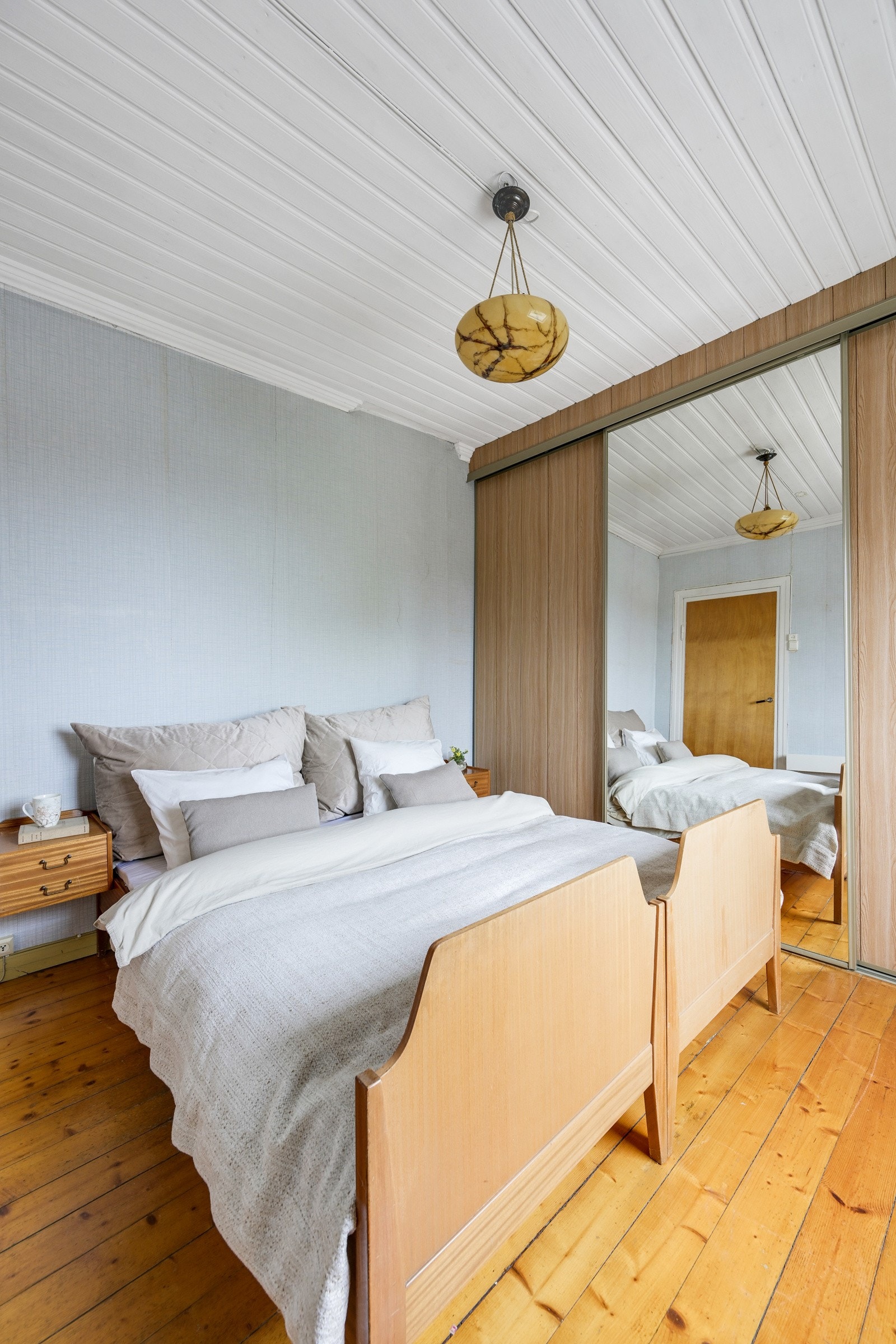 Praktisk skyvedørsgarderobe på hovedsoverommet. Galleribilde