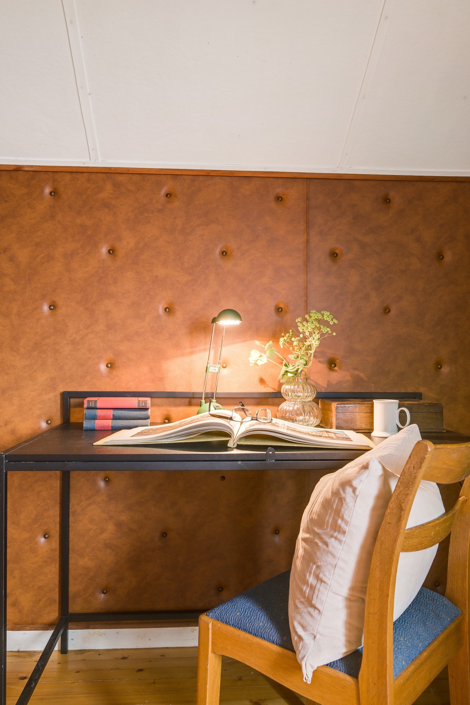 Det er skai på veggene med skumgummi bak på soverommet i 2. etasje. Rommet vil kunne ha mange bruksmuligheter for ny eier. Galleribilde