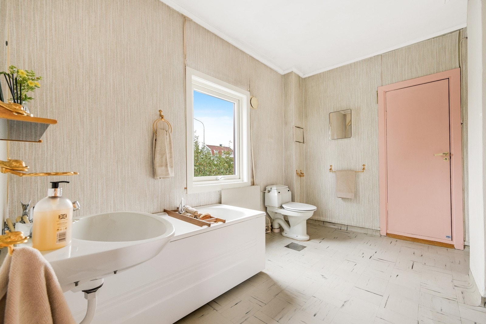 Stort bad i 2. etasje med behov for oppussing. Galleribilde