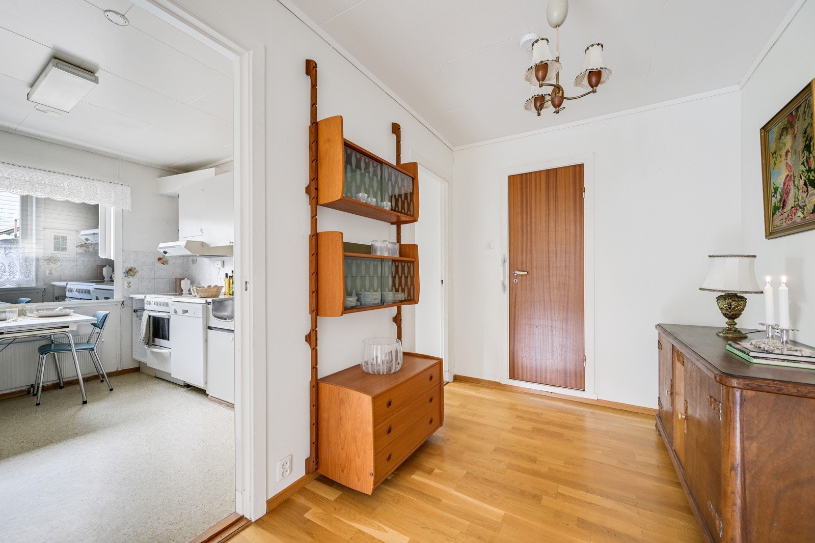 Ved kjøkkenet er det en gang hvor man har plass til ulike møblement. Dørene i gangen leder oss inn til badet og ett av soverommene. Galleribilde