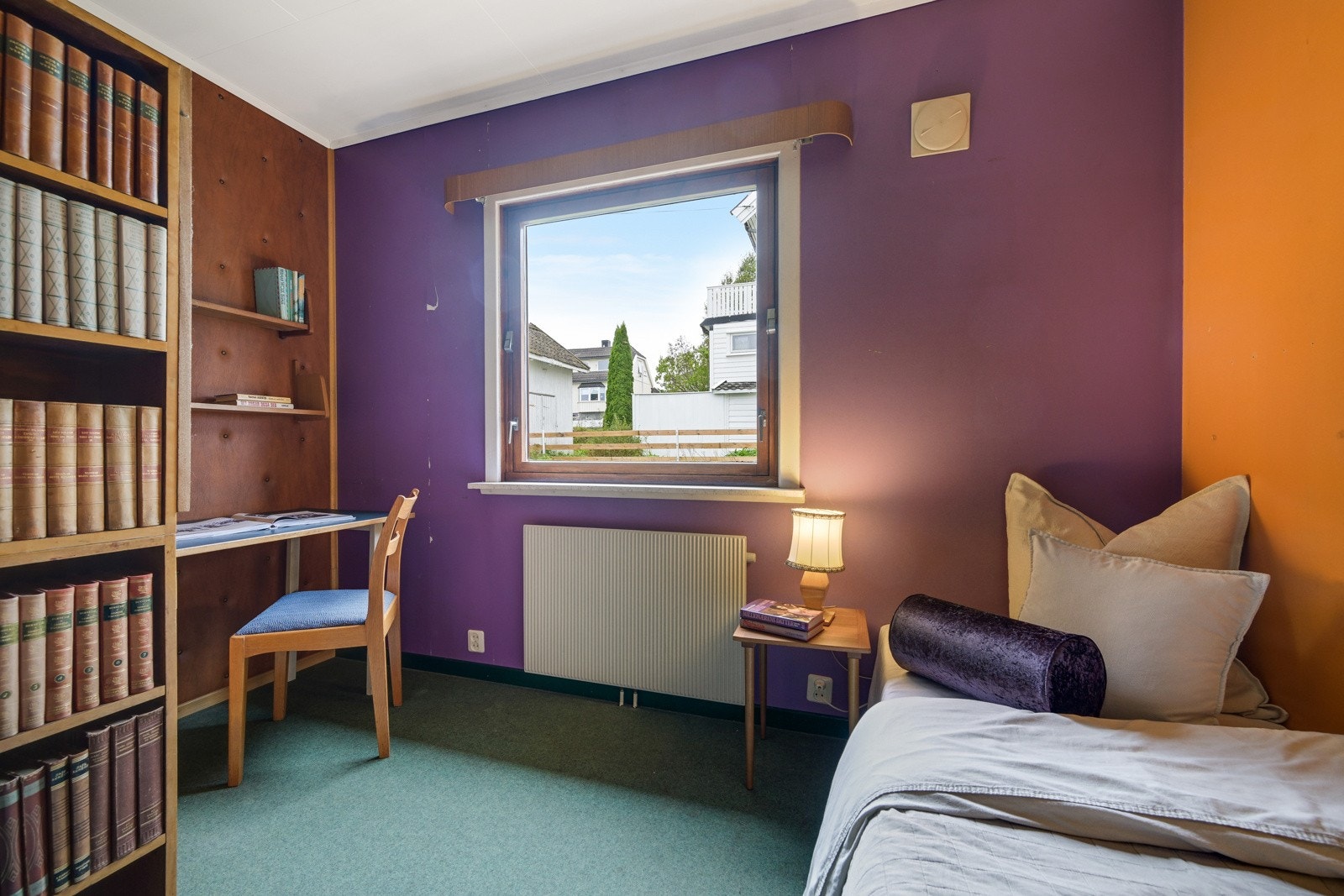 Soverom i 1. etasje med teppe på gulvet, skai med skumgummi bak på veggene og lysmalt himling. Galleribilde