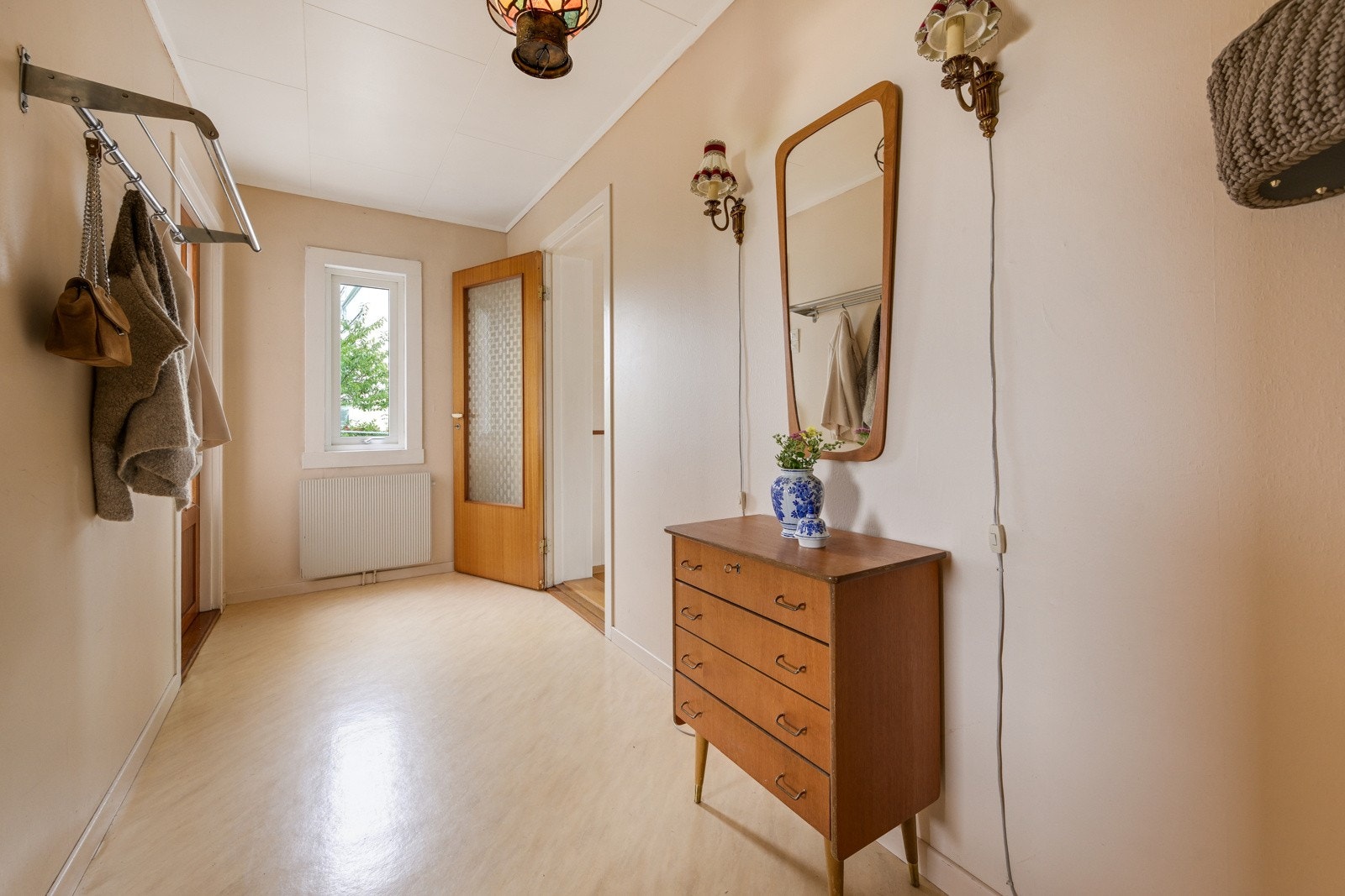 Romslig entrè i boligen med god plass til ulike møblement. Galleribilde