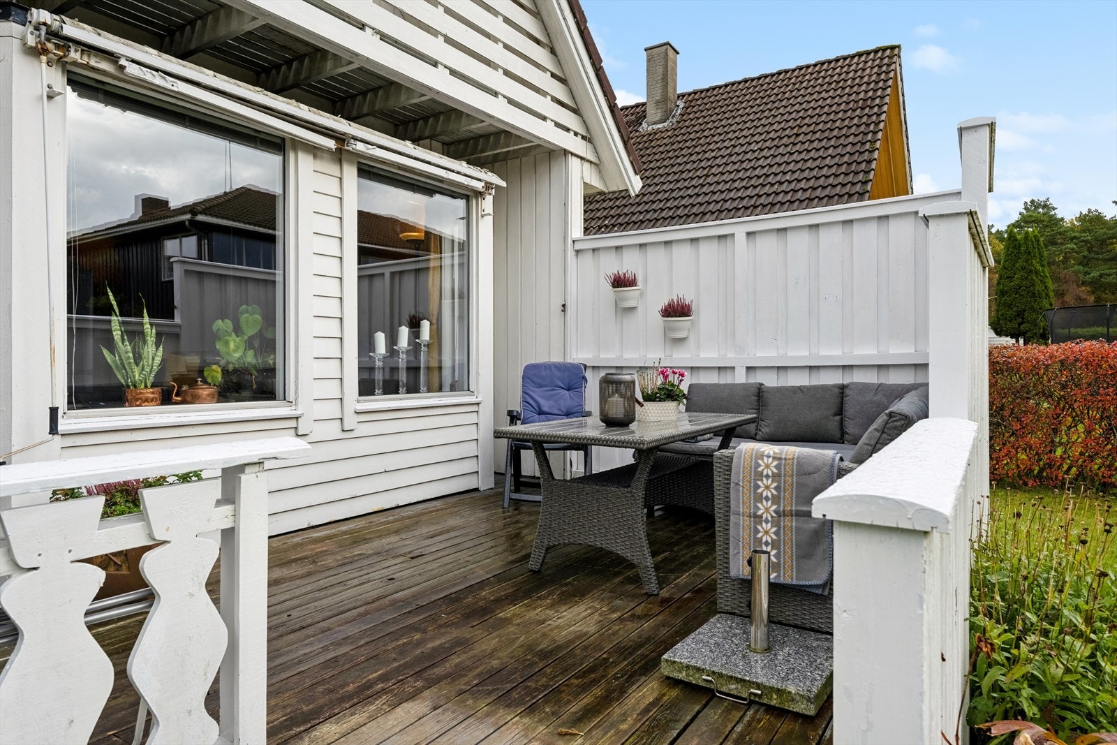 Fra stue er det direkte adkomst til terrasse og hage. Her er det gode solforhold Galleribilde