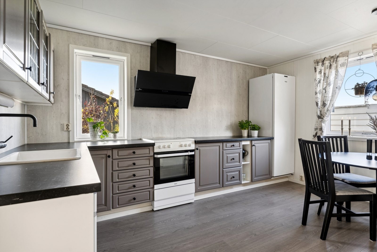 Romslig kjøkken med gode lagringsmuligheter i over- og underskaper Galleribilde