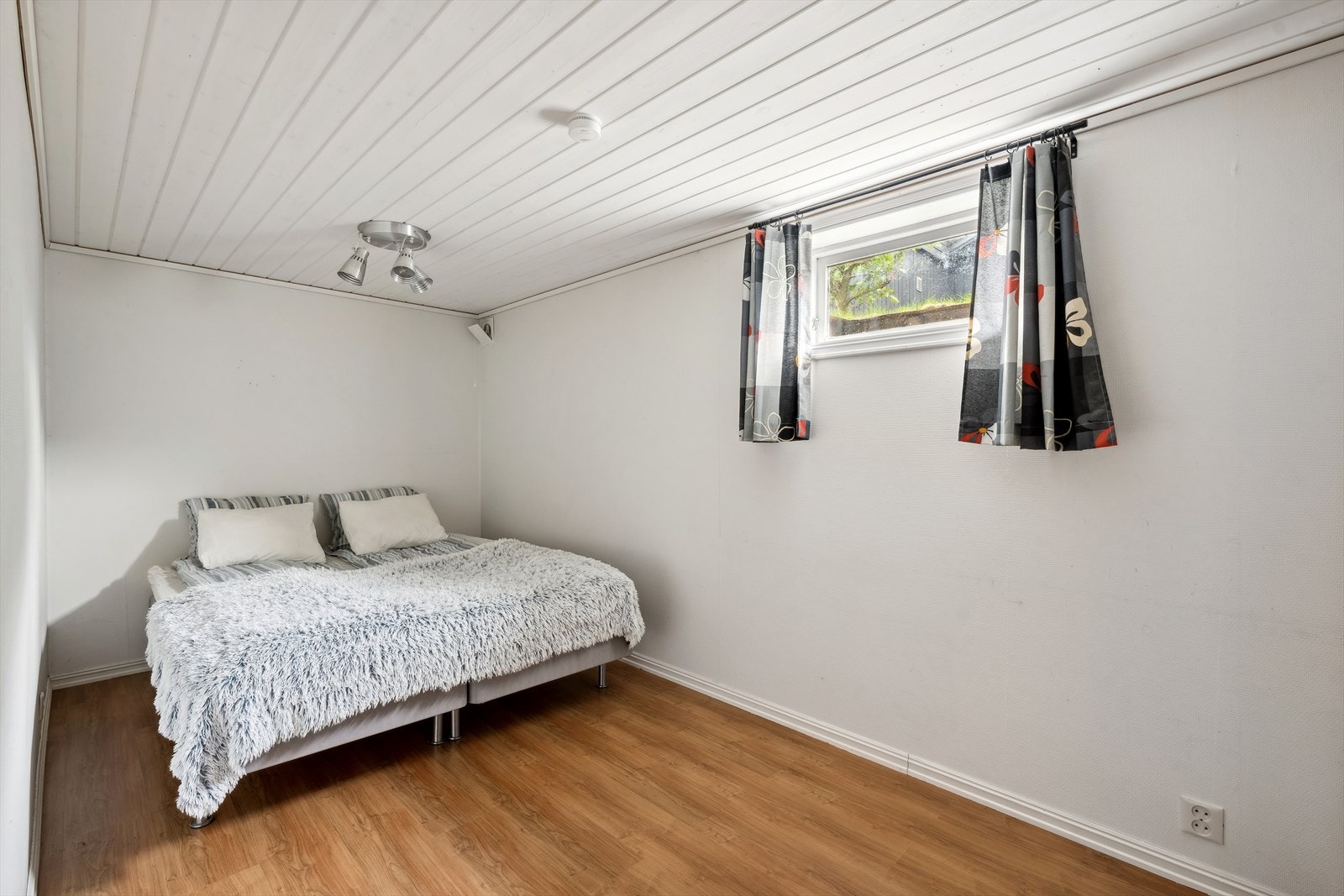 Hobbyrom idag innredet som soverom. Rommet er ikke godkjent for varig opphold. Galleribilde