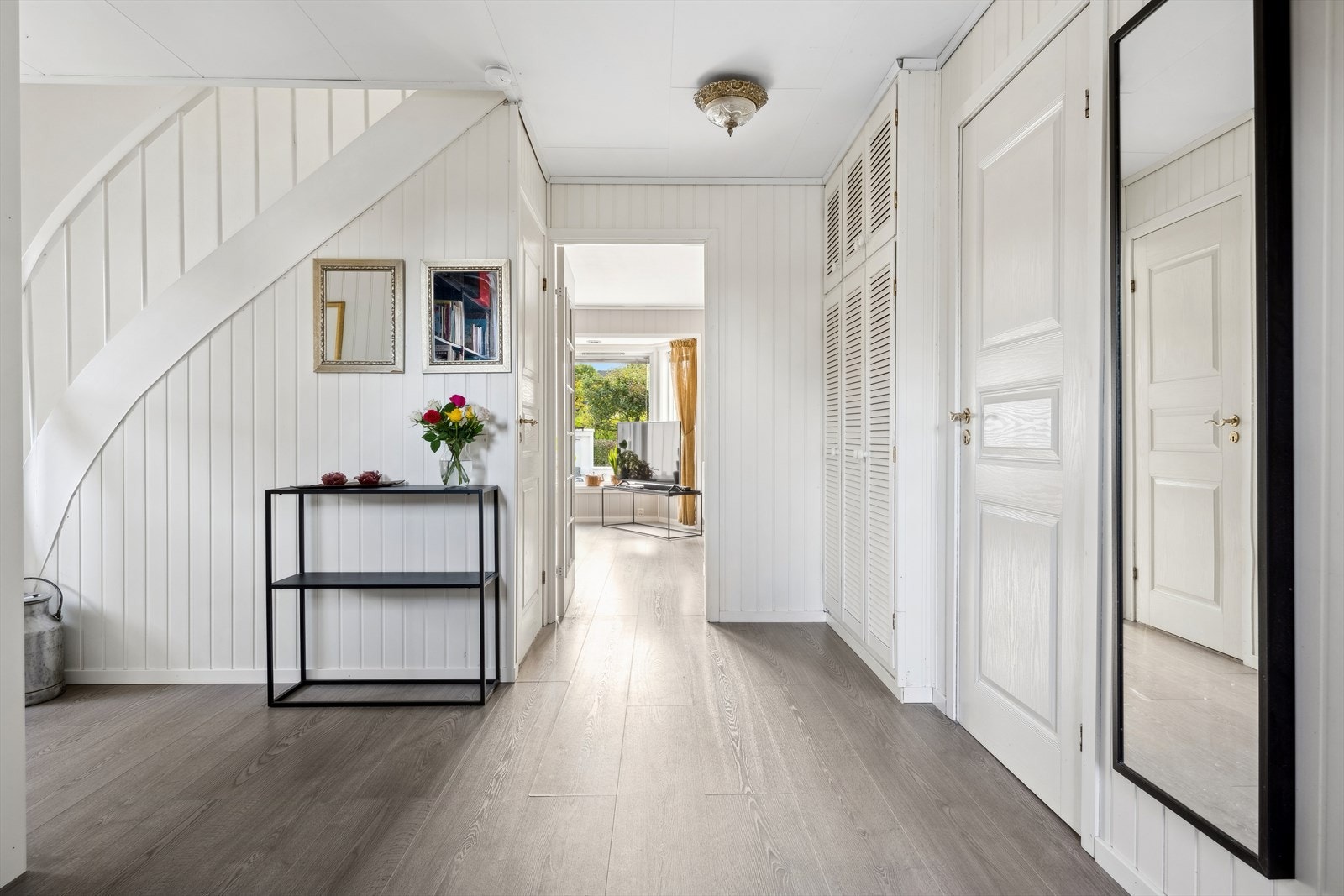 God og romslig entré/hall, her har man rikelig med plass til sko og yttertøy Galleribilde